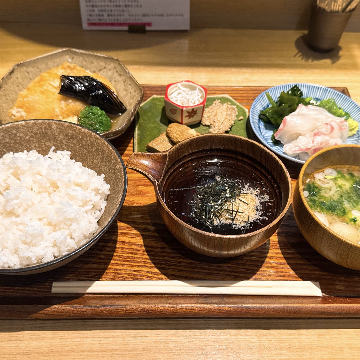 ore_meshi29's tweet photo. 浜松町『鯛樹』で食べた絶品宇和島鯛飯、生卵の入った出汁醤油をぶっかけて食べる鯛飯が海鮮TKGで旨かった…都内では珍しい愛媛の郷土料理！ https://t.co/T7z75eP1uk