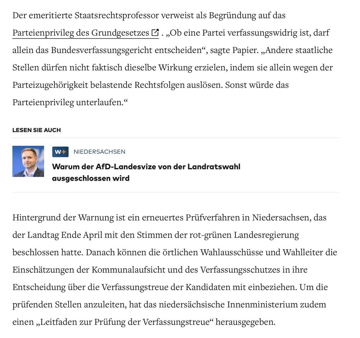 UlrichVosgerau's tweet photo. Am schwersten wiegt im Rahmen der ganzen Sache das Versagen des BVerfG. Das ist gar nicht in erster Linie ein moralischer, politischer oder rechtlicher Vorwurf (das auch!) – am Unverständlichsten bleibt das institutionelle Versagen, der völlige Ausfall eines Versuchs der Selbstbehauptung als Verfassungsorgan!

Es ist ganz einfach: das Vermögen, eine bestimmte politische Partei für "verfassungsfeindlich" zu erklären und damit "aus den Spiel zu nehmen", ist beim BVerfG monopolisiert! Und daher durfte sich das BVerfG diese Monopol-Kompetenz von niemandem aus der Hand nehmen lassen, sondern muß sie verteidigen! D.h., es hätte v.a. darauf bestehen müssen, daß, so lange das BVerfG die AfD eben nicht für verfassungsfeindlich erklärt hat, keine Stelle jemals das Recht haben kann, sie dennoch so zu behandeln, als wäre sie es! Kein Innenminister, kein Verfassungsschutzamt, kein "Wahlausschuß"!

Die ganze Politik der etablierten Parteien gegen die AfD seit 2017 läuft auf den Satz hinaus: "Wir brauchen kein BVerfG, um die Konkurrenz zum 'Verfassungsfeind' zu stempeln! Das können wir ganz allein, zumal, wenn wir uns alle einig sind!".

Und das hätte das BVerfG allein aus Gründen der Selbstbehauptung niemals mitmachen dürfen. Gelegenheiten waren genug: Bundestags-Vizepräsident, Bundestags-Ausschußvorsitze, Parlamentarische Kontrollgremien für die Nachrichtendienste, Alterspräsident, zuletzt: Fraktionssäle... - bei jeder dieser Gelegenheit hätte das BVerfG sagen können und müssen: so lange wir eine Partei nicht verboten haben, gilt strenge Gleichbehandlung!

Man muß es einmal so sagen, wie es eben ist: das BVerfG hat wieder und wieder versagt! Wenn es "ernst wird", erweisen sich seine Richter, die sich in Zeitungsinterviews gern als staatspolitische Akteure eigenen Rechts aufblasen, als Handlanger derjenigen Politiker, denen sie ihr Amt persönlich verdanken – denn in der "wehrhaften Demokratie" können sich die Politiker ihre Richter ja selber aussuchen.

Was man jedenfalls der Anti-Konkurrenten-Rechtsprechung des BVerfG eben anmerkt.