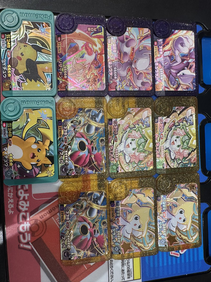 norishio_0175's tweet photo. フレンダデビューしましたっ🫡
2000円弱で欲しいもん全部揃った🙆‍♀️
自慢したいんでのせます笑笑
ポケモンはついてきたけど
友達は逃げていきそう笑笑
ピックケースセリアで買ってポケモンシール貼った！かわいー🤤 https://t.co/0miRrgmeez