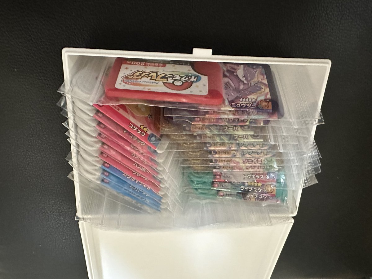 norishio_0175's tweet photo. フレンダデビューしましたっ🫡
2000円弱で欲しいもん全部揃った🙆‍♀️
自慢したいんでのせます笑笑
ポケモンはついてきたけど
友達は逃げていきそう笑笑
ピックケースセリアで買ってポケモンシール貼った！かわいー🤤 https://t.co/0miRrgmeez