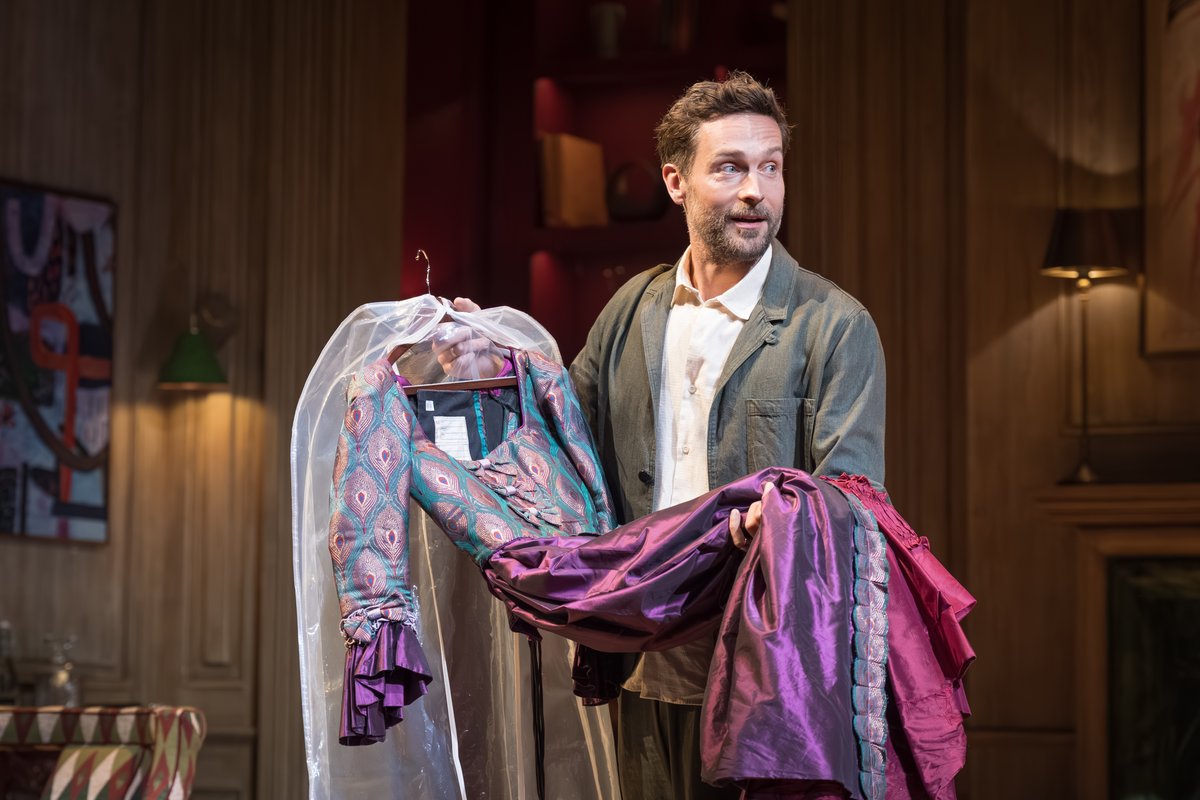NTLive's tweet photo. Best wishes to the cast and crew for their final performances of #TheMisanthrope on stage today👏 

We can't wait to bring this bold play, with Sandra Oh, to cinemas worldwide from 22 September.

🎨 Rob Jones
📸 Marc Brenner https://t.co/Xwbi6USpB4
