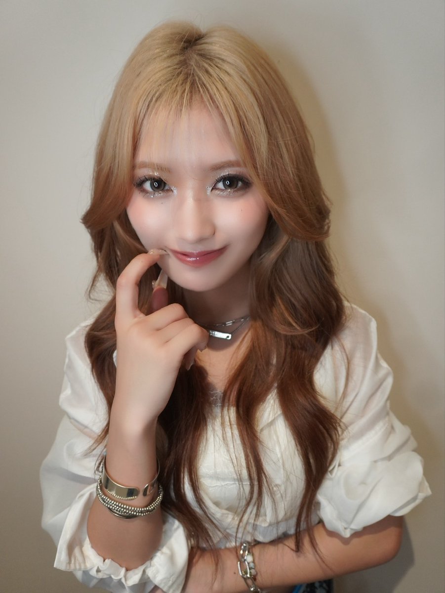 docomo's tweet photo. 🎂＼＼HAPPY BIRTHDAY／／🎂

本日8月2日は
ドコモグループ所属の
ガールズグループ #moxymill の #NONA さんのお誕生日🦋💎

素晴らしい一年になりますように！

【🦋】でお祝いしよう✨

#happyNONAday #モクシーマイル #モクシー https://t.co/sISckJ1mWW