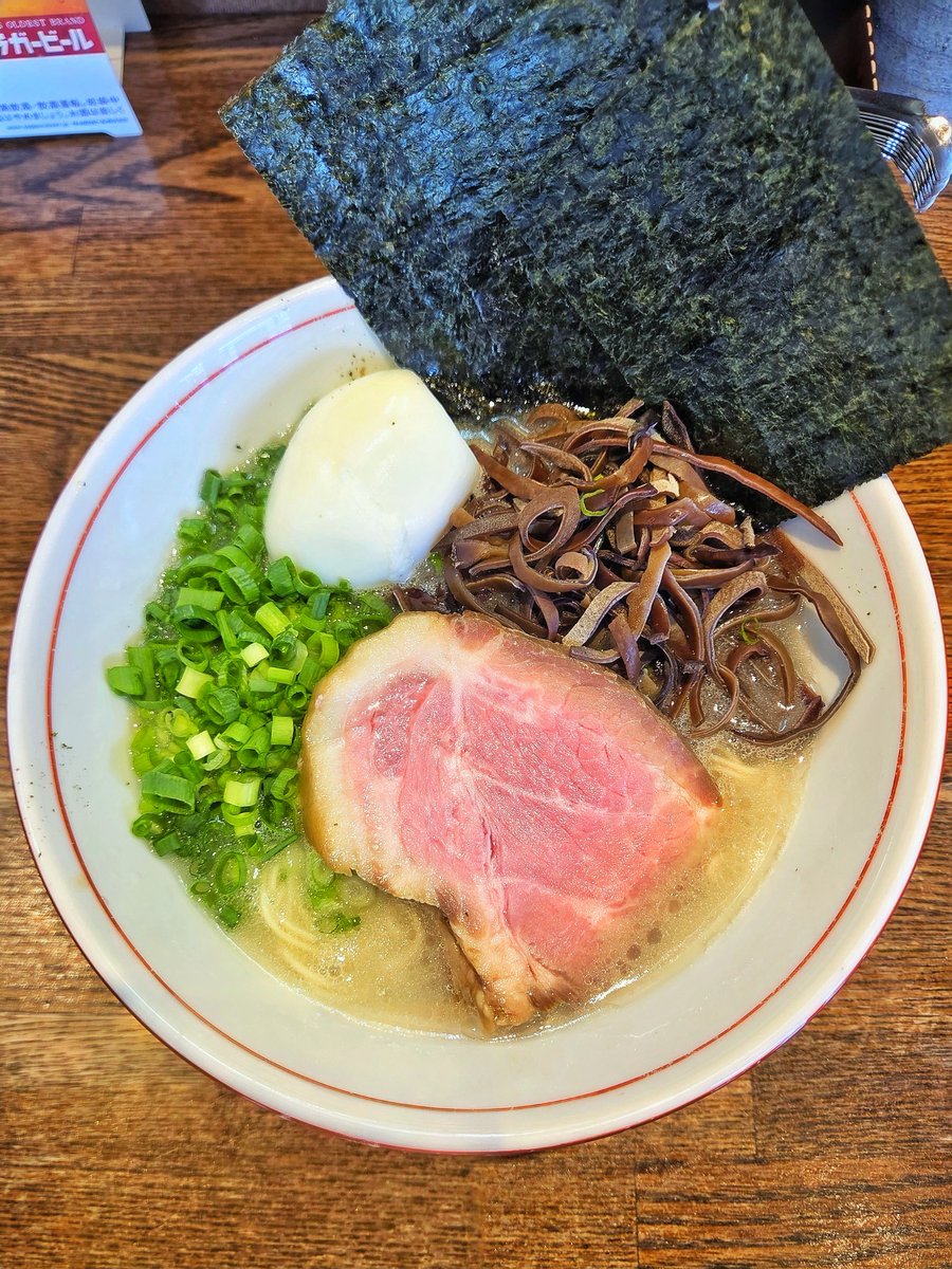 sumichin_4912's tweet photo. らー麺屋バリバリジョニー@行徳
鹿児島黒豚100%出汁の白湯ラーメン 塩/醤油+キクラゲ+ねぎ+❤🙇‍♂️

17周年おめでとうございます㊗️🎉🎊黒豚100%の旨味が力強く押し寄せるスープは濃厚なのに重くなくめちゃウマ‼️周年に相応しい極上白湯👍18年目もよろしくです！ゴチでしたっ🙏 https://t.co/6HYOQedP48