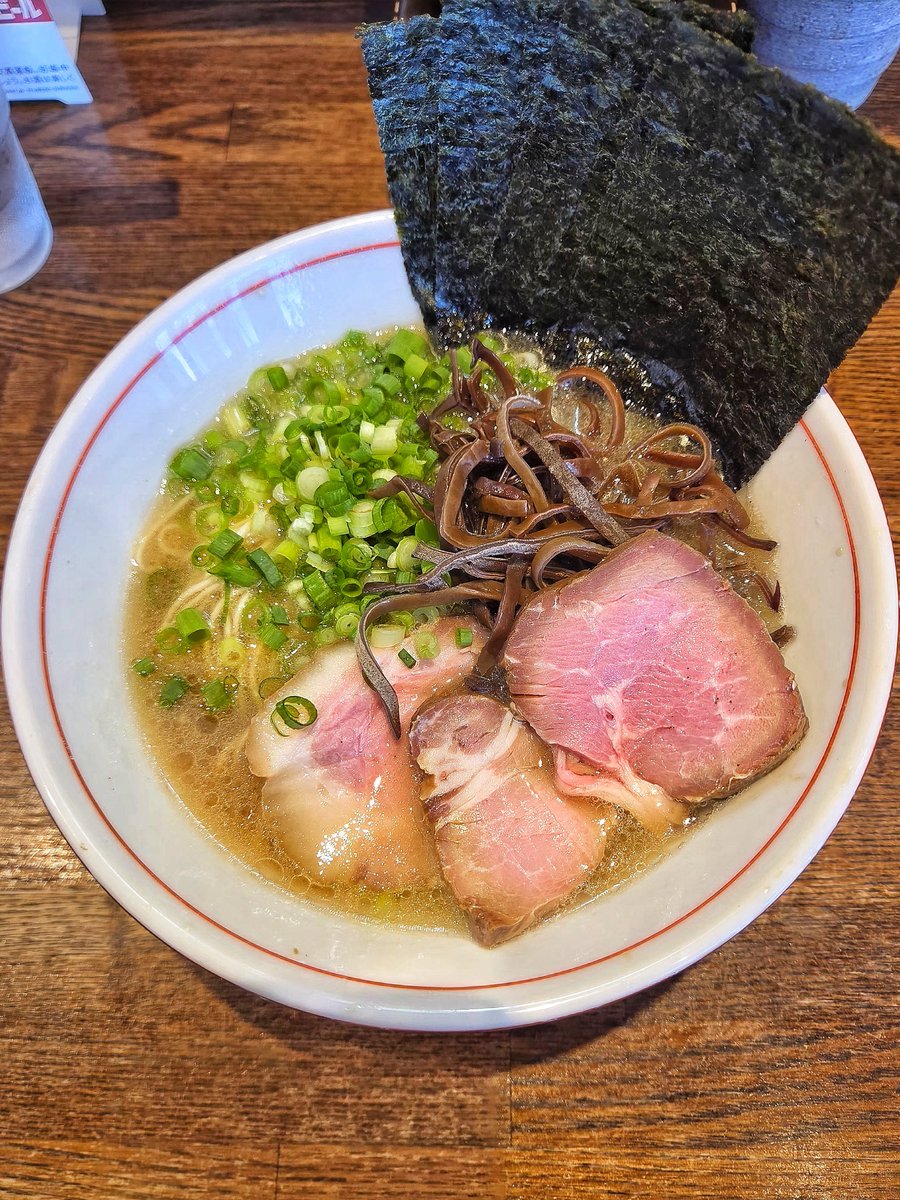 sumichin_4912's tweet photo. らー麺屋バリバリジョニー@行徳
鹿児島黒豚100%出汁の白湯ラーメン 塩/醤油+キクラゲ+ねぎ+❤🙇‍♂️

17周年おめでとうございます㊗️🎉🎊黒豚100%の旨味が力強く押し寄せるスープは濃厚なのに重くなくめちゃウマ‼️周年に相応しい極上白湯👍18年目もよろしくです！ゴチでしたっ🙏 https://t.co/6HYOQedP48