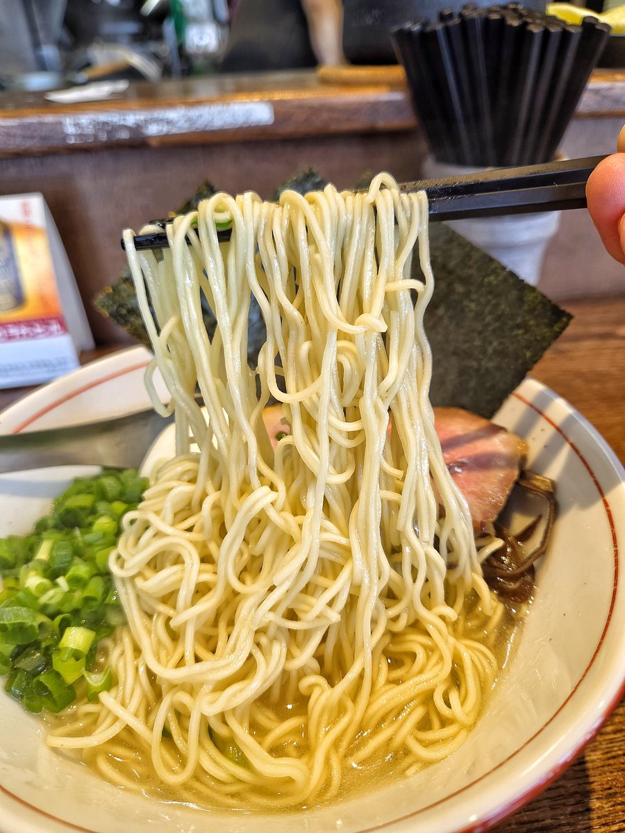 sumichin_4912's tweet photo. らー麺屋バリバリジョニー@行徳
鹿児島黒豚100%出汁の白湯ラーメン 塩/醤油+キクラゲ+ねぎ+❤🙇‍♂️

17周年おめでとうございます㊗️🎉🎊黒豚100%の旨味が力強く押し寄せるスープは濃厚なのに重くなくめちゃウマ‼️周年に相応しい極上白湯👍18年目もよろしくです！ゴチでしたっ🙏 https://t.co/6HYOQedP48