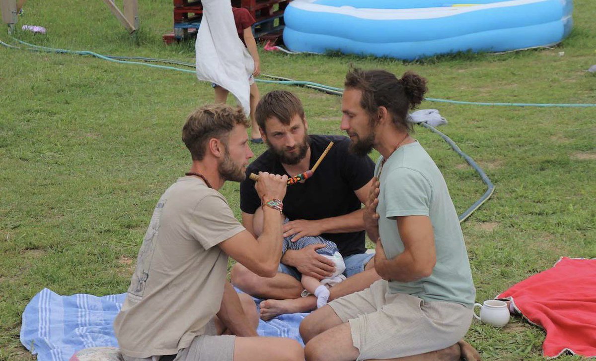 jakubjahl's tweet photo. Minulý čtvrtek umřelo malé dítě v sektě Karolíny Kostroňové. Ta pak s rodiči mrtvého chlapce a dalšími členy sekty udělala oslavný "festival", kde se pěkně sjeli, tančili a brečeli. Jo, a ještě vybírali peníze, asi na další festík. Hyenismus. #sekta #kerolajnaa https://t.co/ZtAXB2j9p5