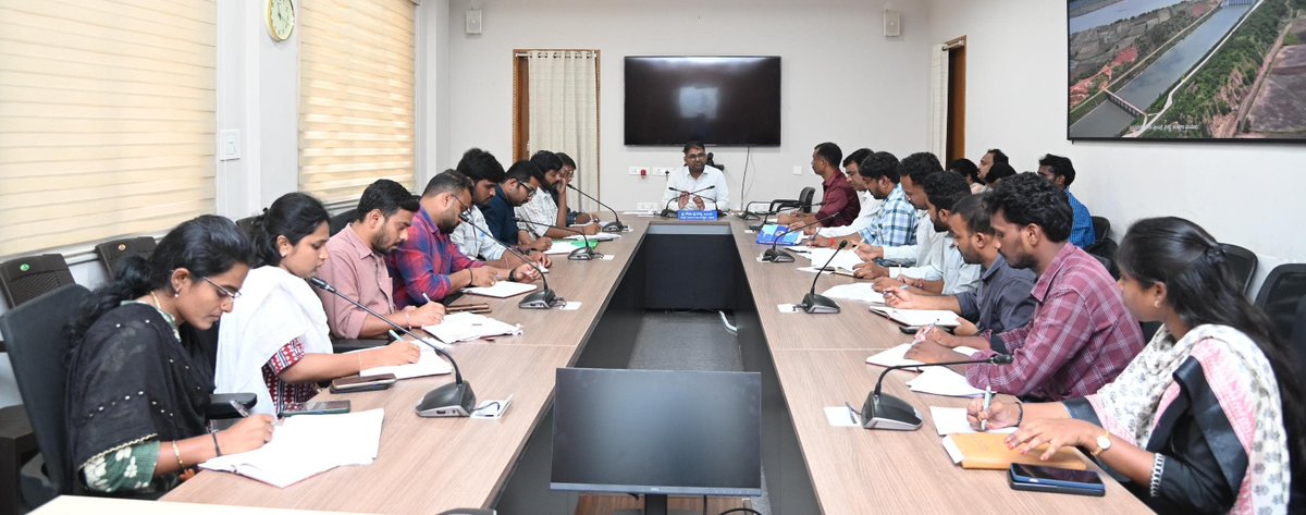 Collector_PDPL's tweet photo. *పెద్దపల్లి, ఆగస్టు-1:*
-------------------------------------------
✴️*ప్రతి ఇంటికి ఇంకుడు గుంతలు ఏర్పాటు చేయా��ి : జిల్లా కలెక్టర్ కోయ శ్రీహర్ష*

✴️*వీబీజీ–రామ్‌జీ పథకం ద్వారా ఆగస్టు నెలలోనే పనులు పూర్తి చేయాలి*

✴️*వర్షాల నేపథ్యంలో తాగునీటి కలుషితాన్ని నివారించేందుకు ప్రత్యేక చర్యలు చేపట్టాలి*

✴️*మిషన్ భగీరథ ద్వారా సురక్షితమైన తాగునీటి సరఫరా నిరంతరం ఉండేలా అధికారులు అప్రమత్తంగా వ్యవహరించాలి*

✴️*వీబీజీ–రామ్‌జీ పథకం, తాగునీటి భద్రతపై అధికారులతో సమీక్ష నిర్వహించిన జిల్లా కలెక్టర్*
---------------------------------------------
 
✴️జిల్లాలో ప్రతి ఇంటికి ఇంకుడు గుంతలు,చేతి పంపులు , బోరు బావుల వద్ద ఇంకుడు గుంతలు ఏర్పాటు చేసే లక్ష్యంతో వీబీజీ–రామ్‌జీ (VBG RAM G) పథకాన్ని సమర్థవంతంగా అమలు చేయాలని, అలాగే వర్షాల నేపథ్యంలో ప్రజలకు కలుషిత రహిత తాగునీరు అందించేందుకు అన్ని శాఖల అధికారులు సమన్వయంతో పనిచేయాలని *జిల్లా కలెక్టర్ కోయ శ్రీహర్ష* ఆదేశించారు.

✴️శనివారం సమీకృత జిల్లా కలెక్టరేట్ సమావేశ మందిరంలో వీబీజీ–రామ్‌జీ పథకం అమలు, మిషన్ భగీరథ ద్వారా తాగునీటి సరఫరాపై సంబంధిత శాఖల అధికారులతో నిర్వహించిన సమీక్ష సమావేశంలో *జిల్లా కలెక్టర్ కోయ శ్రీహర్ష*  అధికారులకు పలు సూచనలు చేశారు.

✴️ఈ సందర్భం��ా *జిల్లా కలెక్టర్ కోయ శ్రీహర్ష మాట్లాడుతూ,* జిల్లాలో ప్రతి ఇంటికి ఇంకుడు గుంతలు ఏర్పాటు చేసేలా ప్రత్యేక కార్యాచరణ చేపట్టాలని సూచించారు. వీబీజీ–రామ్‌జీ పథకం కింద అవసరమైన అన్ని పరిపాలనా అనుమతులను వెంటనే మంజూరు చేస���, ఆగస్టు నెలలోనే పనులు ప్రారంభించి పూర్తి చేసేలా చర్యలు తీసుకోవాలని ఆదేశించారు. ఎంపీడీఓలు గ్రామాల వారీగా కార్యాచరణ ప్రణాళిక రూపొందించి, పనుల పురోగతిని నిరంతరం పర్యవేక్షించాలని సూచించారు.

✴️ఇటీవల కురుస్తున్న వర్షాల కారణంగా తాగునీటి వనరులు కలుషితం కాకుండా మిషన్ భగీరథ అధికారులు ప్రత్యేక అప్రమత్తతతో పనిచేయాలని కలెక్టర్ ఆదేశించారు. తాగునీటి పైప్‌లైన్లను క్రమం తప్పకుండా పరి���ీలించి, అవసరమైన చోట్ల శుభ్రపరిచే చర్యలు చేపట్టాలని సూచించారు. క్లోరినేషన్ ప్రక్రియను శాస్త్రీయ పద్ధతిలో నిరంతరం నిర్వహించి ప్రజలకు నాణ్యమైన, సురక్షితమైన తాగునీరు అందేలా చూడాలని పేర్కొన్నారు.

✴️అన్ని ఓవర్‌హెడ్ నీటి ట్యాంకులను నిర్దిష్ట వ్యవధిలో శుభ్రపరచాలని, నీటి నిల్వ కేంద్రాల నిర్వహణలో ఎలాంటి నిర్లక్ష్యానికి తావులేకుండా చర్యలు చేపట్టాలని కలెక్టర్ ఆదేశించారు. వర్షాకాలంలో తాగునీటి కలుషితం వల్ల వ్యాధులు ప్రబలే అవకాశమున్నందున, సంబంధిత అధికారులు ఎప్పటికప్పుడు పర్యవేక్షణ నిర్వహిస్తూ అవసరమైన నివారణ చర్యలు చేపట్టాలని సూచించారు.

✴️గ్రామపంచాయతీలు, మిషన్ భగీరథ, గ్రామీణాభివృద్ధి శాఖల మధ్య సమన్వయంతో పనిచేసి ప్రతి గ్రామంలో ప్రజలకు సురక్షితమైన త్రాగునీరు అందించడంతో పాటు ఇంకుడు గుంతల నిర్మాణాన్ని వేగవంతం చేయాలని  అధికారులను ఆదేశించారు.

ఈ సమావేశంలో ఈ.ఈ.మిషన్ భగీరథ ఇంట్రా గంగాధర శ్రీనివాస్, మిషన్ భగీరథ, గ్రామీణాభివృద్ధి, డి.ఈ.లు. ఏ.లు.తదితరులు,పాల్గొన్నారు.