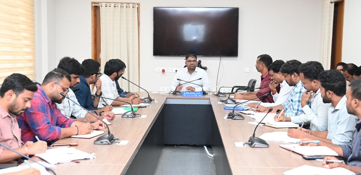 Collector_PDPL's tweet photo. *పెద్దపల్లి, ఆగస్టు-1:*
-------------------------------------------
✴️*ప్రతి ఇంటికి ఇంకుడు గుంతలు ఏర్పాటు చేయా��ి : జిల్లా కలెక్టర్ కోయ శ్రీహర్ష*

✴️*వీబీజీ–రామ్‌జీ పథకం ద్వారా ఆగస్టు నెలలోనే పనులు పూర్తి చేయాలి*

✴️*వర్షాల నేపథ్యంలో తాగునీటి కలుషితాన్ని నివారించేందుకు ప్రత్యేక చర్యలు చేపట్టాలి*

✴️*మిషన్ భగీరథ ద్వారా సురక్షితమైన తాగునీటి సరఫరా నిరంతరం ఉండేలా అధికారులు అప్రమత్తంగా వ్యవహరించాలి*

✴️*వీబీజీ–రామ్‌జీ పథకం, తాగునీటి భద్రతపై అధికారులతో సమీక్ష నిర్వహించిన జిల్లా కలెక్టర్*
---------------------------------------------
 
✴️జిల్లాలో ప్రతి ఇంటికి ఇంకుడు గుంతలు,చేతి పంపులు , బోరు బావుల వద్ద ఇంకుడు గుంతలు ఏర్పాటు చేసే లక్ష్యంతో వీబీజీ–రామ్‌జీ (VBG RAM G) పథకాన్ని సమర్థవంతంగా అమలు చేయాలని, అలాగే వర్షాల నేపథ్యంలో ప్రజలకు కలుషిత రహిత తాగునీరు అందించేందుకు అన్ని శాఖల అధికారులు సమన్వయంతో పనిచేయాలని *జిల్లా కలెక్టర్ కోయ శ్రీహర్ష* ఆదేశించారు.

✴️శనివారం సమీకృత జిల్లా కలెక్టరేట్ సమావేశ మందిరంలో వీబీజీ–రామ్‌జీ పథకం అమలు, మిషన్ భగీరథ ద్వారా తాగునీటి సరఫరాపై సంబంధిత శాఖల అధికారులతో నిర్వహించిన సమీక్ష సమావేశంలో *జిల్లా కలెక్టర్ కోయ శ్రీహర్ష*  అధికారులకు పలు సూచనలు చేశారు.

✴️ఈ సందర్భం��ా *జిల్లా కలెక్టర్ కోయ శ్రీహర్ష మాట్లాడుతూ,* జిల్లాలో ప్రతి ఇంటికి ఇంకుడు గుంతలు ఏర్పాటు చేసేలా ప్రత్యేక కార్యాచరణ చేపట్టాలని సూచించారు. వీబీజీ–రామ్‌జీ పథకం కింద అవసరమైన అన్ని పరిపాలనా అనుమతులను వెంటనే మంజూరు చేస���, ఆగస్టు నెలలోనే పనులు ప్రారంభించి పూర్తి చేసేలా చర్యలు తీసుకోవాలని ఆదేశించారు. ఎంపీడీఓలు గ్రామాల వారీగా కార్యాచరణ ప్రణాళిక రూపొందించి, పనుల పురోగతిని నిరంతరం పర్యవేక్షించాలని సూచించారు.

✴️ఇటీవల కురుస్తున్న వర్షాల కారణంగా తాగునీటి వనరులు కలుషితం కాకుండా మిషన్ భగీరథ అధికారులు ప్రత్యేక అప్రమత్తతతో పనిచేయాలని కలెక్టర్ ఆదేశించారు. తాగునీటి పైప్‌లైన్లను క్రమం తప్పకుండా పరి���ీలించి, అవసరమైన చోట్ల శుభ్రపరిచే చర్యలు చేపట్టాలని సూచించారు. క్లోరినేషన్ ప్రక్రియను శాస్త్రీయ పద్ధతిలో నిరంతరం నిర్వహించి ప్రజలకు నాణ్యమైన, సురక్షితమైన తాగునీరు అందేలా చూడాలని పేర్కొన్నారు.

✴️అన్ని ఓవర్‌హెడ్ నీటి ట్యాంకులను నిర్దిష్ట వ్యవధిలో శుభ్రపరచాలని, నీటి నిల్వ కేంద్రాల నిర్వహణలో ఎలాంటి నిర్లక్ష్యానికి తావులేకుండా చర్యలు చేపట్టాలని కలెక్టర్ ఆదేశించారు. వర్షాకాలంలో తాగునీటి కలుషితం వల్ల వ్యాధులు ప్రబలే అవకాశమున్నందున, సంబంధిత అధికారులు ఎప్పటికప్పుడు పర్యవేక్షణ నిర్వహిస్తూ అవసరమైన నివారణ చర్యలు చేపట్టాలని సూచించారు.

✴️గ్రామపంచాయతీలు, మిషన్ భగీరథ, గ్రామీణాభివృద్ధి శాఖల మధ్య సమన్వయంతో పనిచేసి ప్రతి గ్రామంలో ప్రజలకు సురక్షితమైన త్రాగునీరు అందించడంతో పాటు ఇంకుడు గుంతల నిర్మాణాన్ని వేగవంతం చేయాలని  అధికారులను ఆదేశించారు.

ఈ సమావేశంలో ఈ.ఈ.మిషన్ భగీరథ ఇంట్రా గంగాధర శ్రీనివాస్, మిషన్ భగీరథ, గ్రామీణాభివృద్ధి, డి.ఈ.లు. ఏ.లు.తదితరులు,పాల్గొన్నారు.
