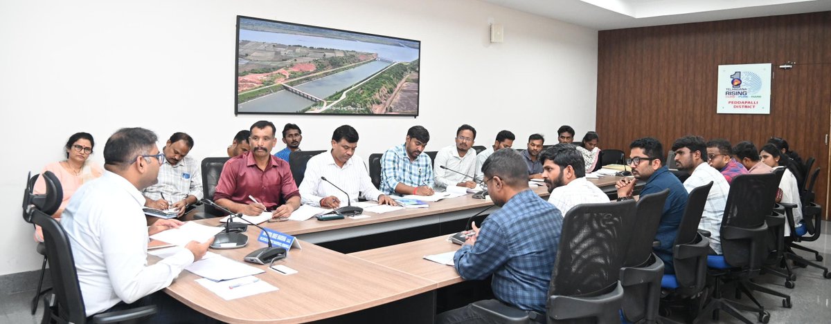 Collector_PDPL's tweet photo. *పెద్దపల్లి, ఆగస్టు-1:*
-------------------------------------------
✴️*ప్రతి ఇంటికి ఇంకుడు గుంతలు ఏర్పాటు చేయా��ి : జిల్లా కలెక్టర్ కోయ శ్రీహర్ష*

✴️*వీబీజీ–రామ్‌జీ పథకం ద్వారా ఆగస్టు నెలలోనే పనులు పూర్తి చేయాలి*

✴️*వర్షాల నేపథ్యంలో తాగునీటి కలుషితాన్ని నివారించేందుకు ప్రత్యేక చర్యలు చేపట్టాలి*

✴️*మిషన్ భగీరథ ద్వారా సురక్షితమైన తాగునీటి సరఫరా నిరంతరం ఉండేలా అధికారులు అప్రమత్తంగా వ్యవహరించాలి*

✴️*వీబీజీ–రామ్‌జీ పథకం, తాగునీటి భద్రతపై అధికారులతో సమీక్ష నిర్వహించిన జిల్లా కలెక్టర్*
---------------------------------------------
 
✴️జిల్లాలో ప్రతి ఇంటికి ఇంకుడు గుంతలు,చేతి పంపులు , బోరు బావుల వద్ద ఇంకుడు గుంతలు ఏర్పాటు చేసే లక్ష్యంతో వీబీజీ–రామ్‌జీ (VBG RAM G) పథకాన్ని సమర్థవంతంగా అమలు చేయాలని, అలాగే వర్షాల నేపథ్యంలో ప్రజలకు కలుషిత రహిత తాగునీరు అందించేందుకు అన్ని శాఖల అధికారులు సమన్వయంతో పనిచేయాలని *జిల్లా కలెక్టర్ కోయ శ్రీహర్ష* ఆదేశించారు.

✴️శనివారం సమీకృత జిల్లా కలెక్టరేట్ సమావేశ మందిరంలో వీబీజీ–రామ్‌జీ పథకం అమలు, మిషన్ భగీరథ ద్వారా తాగునీటి సరఫరాపై సంబంధిత శాఖల అధికారులతో నిర్వహించిన సమీక్ష సమావేశంలో *జిల్లా కలెక్టర్ కోయ శ్రీహర్ష*  అధికారులకు పలు సూచనలు చేశారు.

✴️ఈ సందర్భం��ా *జిల్లా కలెక్టర్ కోయ శ్రీహర్ష మాట్లాడుతూ,* జిల్లాలో ప్రతి ఇంటికి ఇంకుడు గుంతలు ఏర్పాటు చేసేలా ప్రత్యేక కార్యాచరణ చేపట్టాలని సూచించారు. వీబీజీ–రామ్‌జీ పథకం కింద అవసరమైన అన్ని పరిపాలనా అనుమతులను వెంటనే మంజూరు చేస���, ఆగస్టు నెలలోనే పనులు ప్రారంభించి పూర్తి చేసేలా చర్యలు తీసుకోవాలని ఆదేశించారు. ఎంపీడీఓలు గ్రామాల వారీగా కార్యాచరణ ప్రణాళిక రూపొందించి, పనుల పురోగతిని నిరంతరం పర్యవేక్షించాలని సూచించారు.

✴️ఇటీవల కురుస్తున్న వర్షాల కారణంగా తాగునీటి వనరులు కలుషితం కాకుండా మిషన్ భగీరథ అధికారులు ప్రత్యేక అప్రమత్తతతో పనిచేయాలని కలెక్టర్ ఆదేశించారు. తాగునీటి పైప్‌లైన్లను క్రమం తప్పకుండా పరి���ీలించి, అవసరమైన చోట్ల శుభ్రపరిచే చర్యలు చేపట్టాలని సూచించారు. క్లోరినేషన్ ప్రక్రియను శాస్త్రీయ పద్ధతిలో నిరంతరం నిర్వహించి ప్రజలకు నాణ్యమైన, సురక్షితమైన తాగునీరు అందేలా చూడాలని పేర్కొన్నారు.

✴️అన్ని ఓవర్‌హెడ్ నీటి ట్యాంకులను నిర్దిష్ట వ్యవధిలో శుభ్రపరచాలని, నీటి నిల్వ కేంద్రాల నిర్వహణలో ఎలాంటి నిర్లక్ష్యానికి తావులేకుండా చర్యలు చేపట్టాలని కలెక్టర్ ఆదేశించారు. వర్షాకాలంలో తాగునీటి కలుషితం వల్ల వ్యాధులు ప్రబలే అవకాశమున్నందున, సంబంధిత అధికారులు ఎప్పటికప్పుడు పర్యవేక్షణ నిర్వహిస్తూ అవసరమైన నివారణ చర్యలు చేపట్టాలని సూచించారు.

✴️గ్రామపంచాయతీలు, మిషన్ భగీరథ, గ్రామీణాభివృద్ధి శాఖల మధ్య సమన్వయంతో పనిచేసి ప్రతి గ్రామంలో ప్రజలకు సురక్షితమైన త్రాగునీరు అందించడంతో పాటు ఇంకుడు గుంతల నిర్మాణాన్ని వేగవంతం చేయాలని  అధికారులను ఆదేశించారు.

ఈ సమావేశంలో ఈ.ఈ.మిషన్ భగీరథ ఇంట్రా గంగాధర శ్రీనివాస్, మిషన్ భగీరథ, గ్రామీణాభివృద్ధి, డి.ఈ.లు. ఏ.లు.తదితరులు,పాల్గొన్నారు.