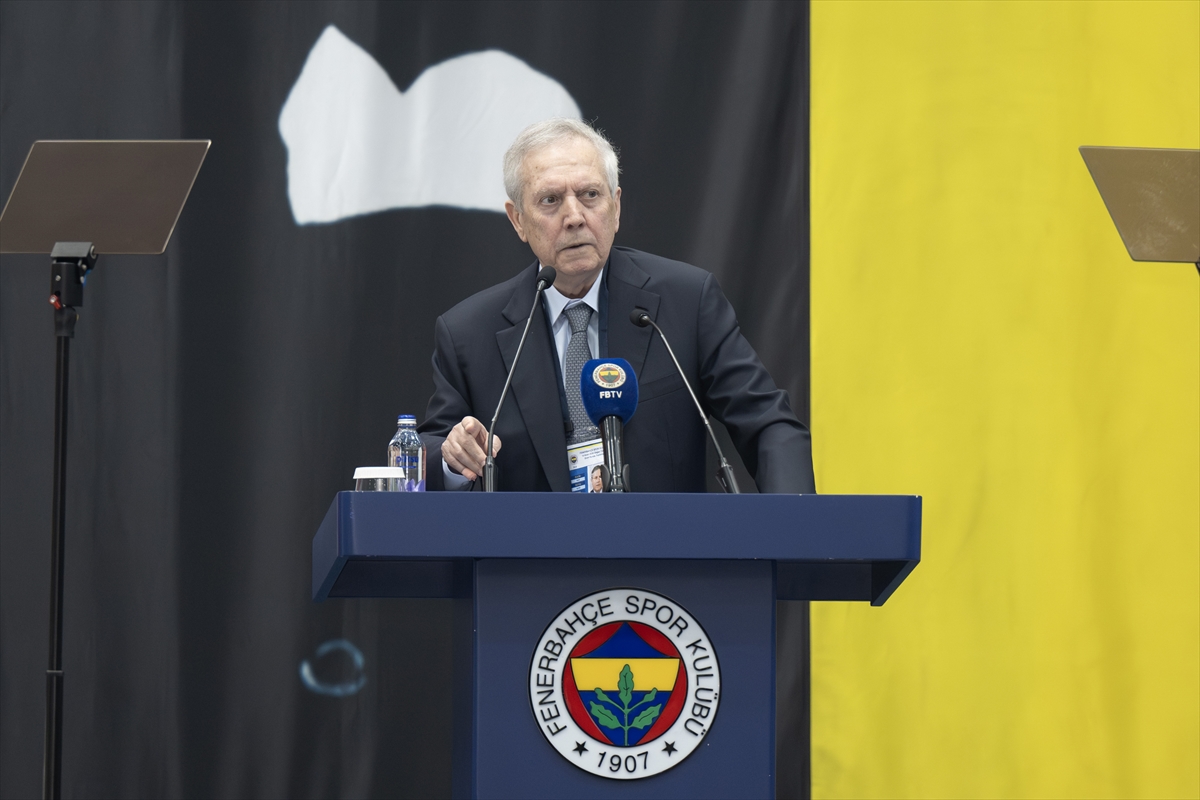 sporarena's tweet photo. Aziz Yıldırım: "Ertan Torunoğulları oradan konuşuyor. Bizden tek kelime konuşan yok. Kante'yı satalım diyen yok. Medyaya konuşuyor, yazıyor. Sen oradan atlıyorsun. Kante'yi aldığımız paraya satarız diyor. Sana yetki verdim! Haydi bakalım! Yetkiyi de şöyle veriyorum, bugüne kadar Fenerbahçe ne kadar harcamışsa getirin, diğer borcu alacak havale edin. Adamla bir anlaşma yapmışsınız, hiç kimse onu almaz ya.  5 milyon imaj hakkı vermişsiniz, imaj hakkı verirken de eğer bir yerden veremezsek Fenerbahçe Kulübü 5 milyon Euro imajı karşılayacak. Yapmayın konuşmayın! Yardım edin satalım dersek açıklayın kamuoyuna. Yoksa konuşmayın siz, böyle bir hakkınız yok. Kante'nin yetkisini verdim, getir imzalayacağım. Ayıp!"
