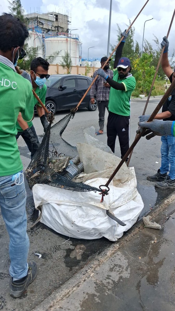 Saeed22Hussain's tweet photo. މޫސުން ގޯސްވެ ވިއްސާރަވި ނަމަވެސް، އެޗްޑީސީ ސެންޓްރަލް އޮޕަރޭޝަންސްގެ މުވައްޒަފުން ދަނީ މެދުކެނޑުމެއްނެތި ހިދުމަތް ދެމުން. ރައްޔިތުންނަށް ދިމާވާ ދަތިތައް ހައްލުކުރުމަށްޓަކައި އެއްގަމާއި މޫދުން ކުނި ނަގައި ސާފުކުރުމަކީ އެ ކުންފުނިން ނުހަނު އިސްކަންދޭ ޒިންމާއެއް. މި މަސައްކަތުގައި މުވައްޒަފުން ދައްކަމުންދާ ހިތްވަރާއި، ކުންފުނީގެ މެނޭޖްމަންޓުން މުވައްޒަފުންނަށް ބަހައްޓަވާ ގާތްކަމާއި ދެއްވާ އަހަމިއްޔަތު ފާހަގަކުރަން .

ލޮކޭޝަން : ކަންނެލި ޖެޓީ ހުޅުމާލެ 

@hdcmaldives
@HDC_MD