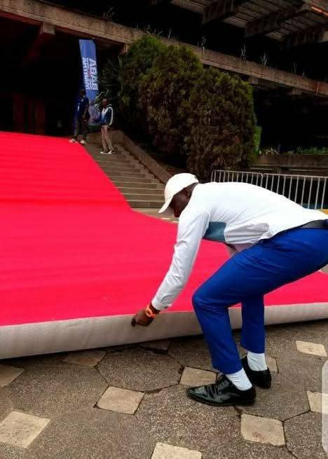 BULEMLES's tweet photo. Can you guyz hold on the bull by it's horns if a small matter of Aisha Jumwa is causing mayhem,confusion and tantrums allover? Tulieni mambo bado. It's not over until the fat lady sings or we will be left laying the red carpet like the ODM freaks on thiz day. https://t.co/ljWz4CXsNc