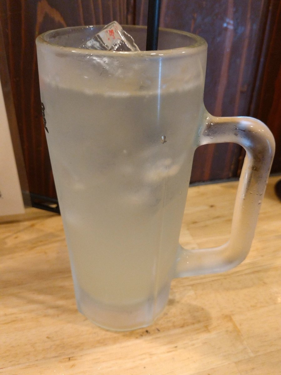 3104un's tweet photo. 先日の青森旅行に思いを馳せて、お酒を限定品の津軽りんごサワーにチェンジ。アテにハラミ串と串カツを追加。 https://t.co/B0Wo156Md0