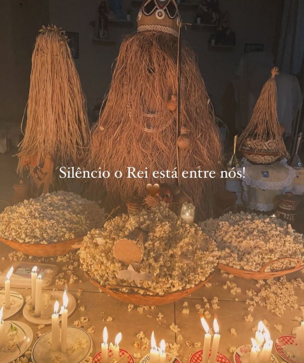 oncaete's tweet photo. 1º de agosto.

hoje é dia de reverenciar Obaluayê, Omolu, o Senhor da terra, da cura, da transformação e dos mistérios da vida.

aquele que conhece a dor, mas também conhece o caminho da cura, que ensina que toda ferida pode florescer em sabedoria e que o tempo é um dos maiores remédios!! 

que sua palha sagrada cubra nossos caminhos com proteção, saúde, força e renovação, que nunca nos falte humildade para aprender e coragem para renascer.

Atotô, Obaluayê. Atotô, Omolu.