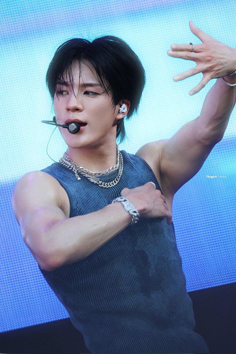 yunqjsrose's tweet photo. sometimes i feel normal about jeno and then i look at a picture of him https://t.co/Sti0dc1lE0