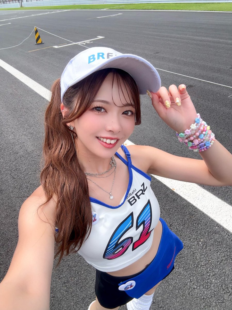 ri_tan_730's tweet photo. SUPERGT Rd.4 FUJI 予選日!!
お疲れ様でした😊
⁡
BREEZEも夏コスになったよ🌼
沢山の方が逢いに来てくれて嬉しかったです!!
⁡
私たちが応援する61号車は、明日の決勝12番手からのスタートです💙
明日も暑いと思いますが体調に気を付けて、応援よろしくお願いします✊
⁡
 #SUBARU #BRZ #声援は力だ https://t.co/ylHp0nwsev