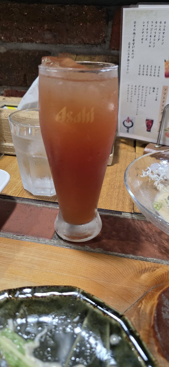 AnoneimaKoini's tweet photo. 20歳になって人生初のカクテル 
めっちゃ美味しい https://t.co/lhIGJmCy45