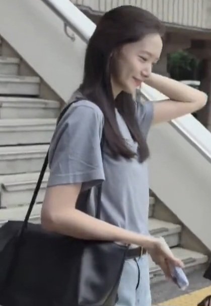 inlovewyoona's tweet photo. Her smile, her elegance, her beauty, her aura... they always stand out, no matter how simple her outfit is. That's Yoona ❤️ https://t.co/KkKyak1rjw
