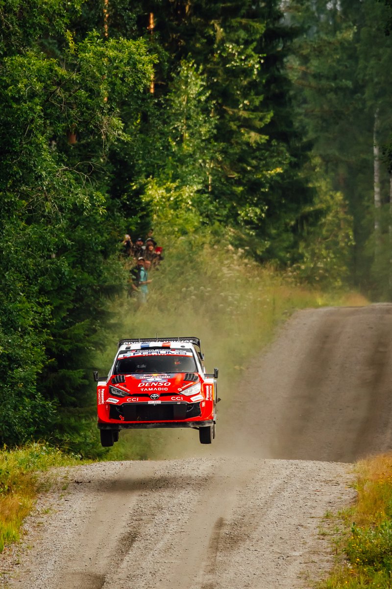 SebOgier's tweet photo. It's been a good loop, with great conditions and some very beautiful stages. Our target was not to take maximum risks, especially in the trickiest sections and the new ones where we wanted to validate the pacenotes. The gap was slowly coming down before the last stage, where we did a very good time and Elfyn made a mistake.

Now our lead has increased a bit and the situation is a little more comfortable, but we clearly can't relax. We'll have to stay focused and keep a good rhythm this afternoon.

🇫🇷 Ça a été une bonne boucle, avec de super conditions et des spéciales magnifiques. Notre objectif était de ne pas prendre tous les risques, surtout dans les portions les plus piégeuses et les nouvelles dans lesquelles on voulait valider les notes. Notre avance s'est peu à peu réduite jusqu'à la dernière spéciale, où on a fait un très bon chrono et où Elfyn est parti à la faute.

Ça nous permet d'avoir un peu plus de marge, la situation est un peu plus confortable, mais on ne peut clairement pas se détendre. Il va falloir garder la concentration et maintenir un bon rythme cet après-midi.

#WRC #RallyFinland 🇫🇮
