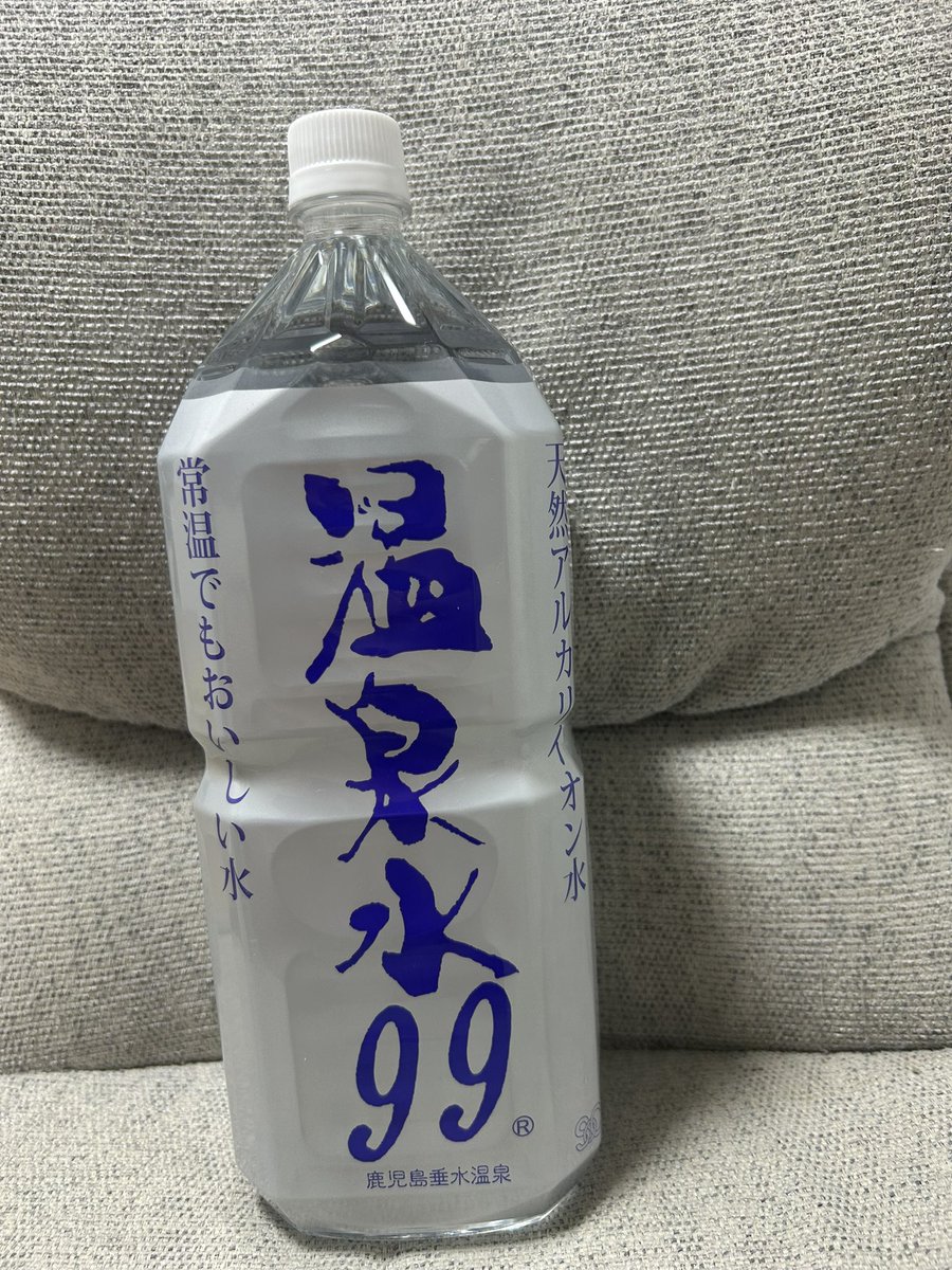 Tanakaa0bj's tweet photo. 風邪ひいた。胡散臭い水を見つけたから買ってみた。Twitterでよく見かけるやつ。ところで風邪ってどの段階で会社に電話するといいんだろ。明らかに熱があって行けない時は分かるけど、熱は微妙だけどダルさや喉が痛い場合はどの時点で電話が正解か。当日欠勤が迷惑なのは分かるよ。 https://t.co/kEh61h9ArF