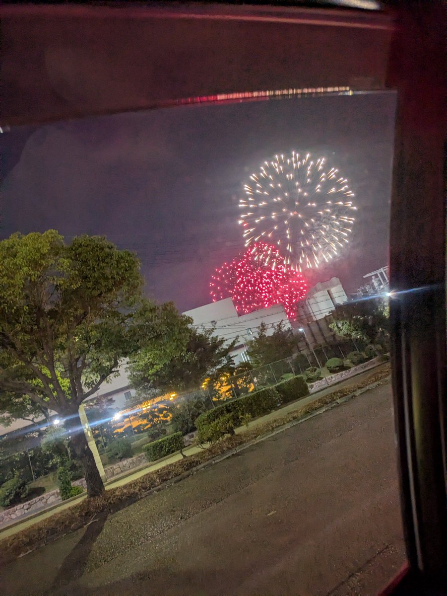 toyoadd125's tweet photo. 通勤前の車窓から(´・ω・｀)近所の道が混んでてウザかったけど交通規制してくれてるから会社の前は快適だった https://t.co/1ddD5uKddp