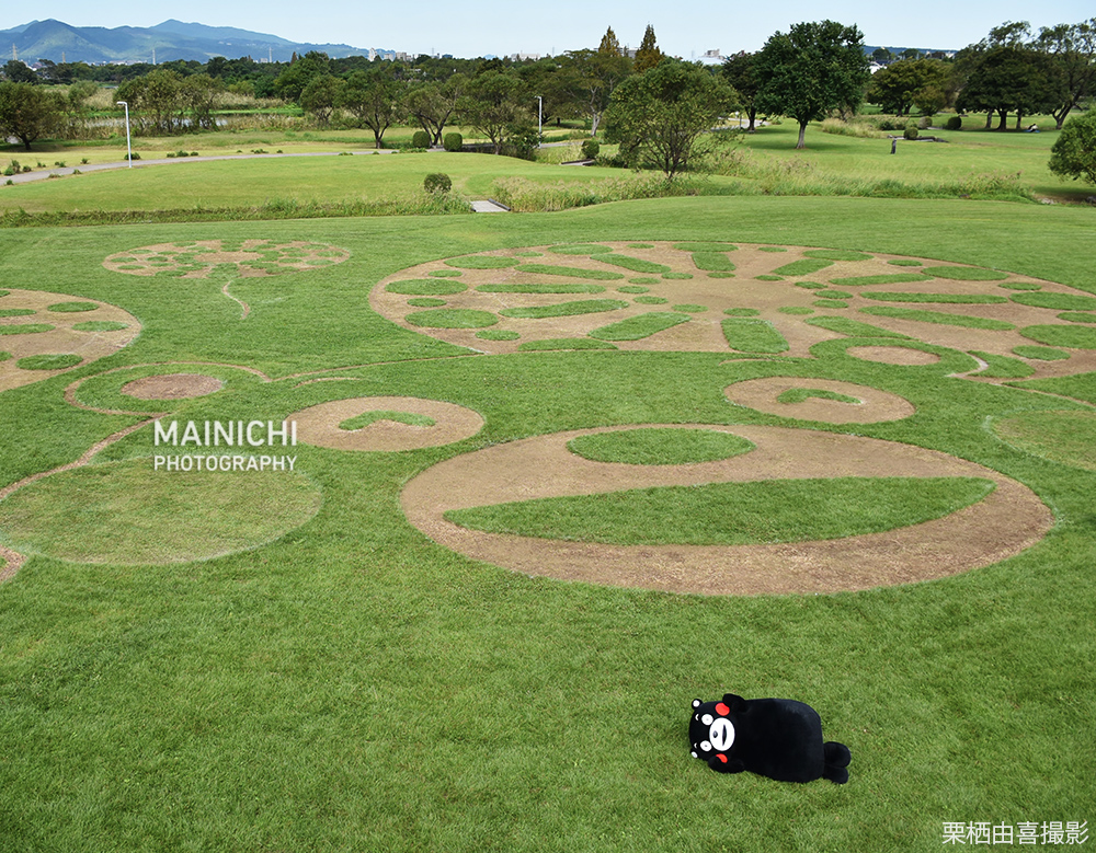 mainichiphoto's tweet photo. 最大震度7を観測した熊本地震を受け、熊本県はPRキャラクター「くまモン」が活動を休止したと発表しました。
くまモンは、2016年4月の熊本地震でも被災者の心情に配慮し一時、活動を休止。被災者を励ますため、避難所などを訪問する活動を続けました。

写真特集　https://t.co/GfLvV0aA3B https://t.co/J2OosDM95y