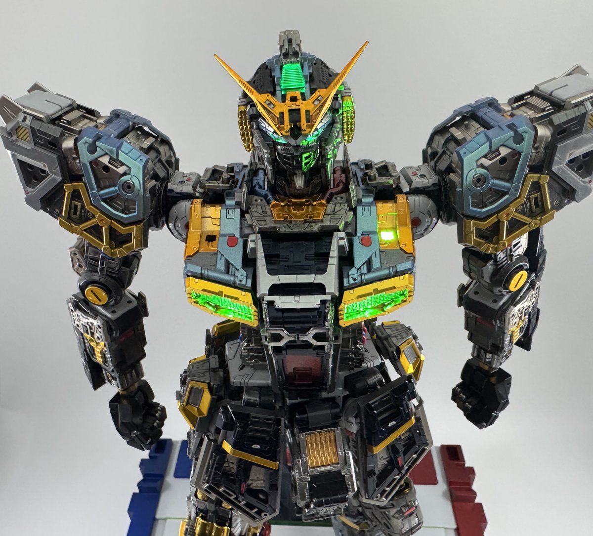 Dokokoko3's tweet photo. PGUνガンダム　腕、頭かんせーい
“本物のガンダムを組み上げる感覚が味わえる最高傑作をつくりたい”ってコンセプトどうりに作る体験が楽しいですね

鳴海荘吉「PGUνガンダムの価値の8割は製作体験だ。そっから先はおまけみたいなもんだ」
#PGUνガンダム 
#RX93ffνガンダム https://t.co/fKDfwpike7