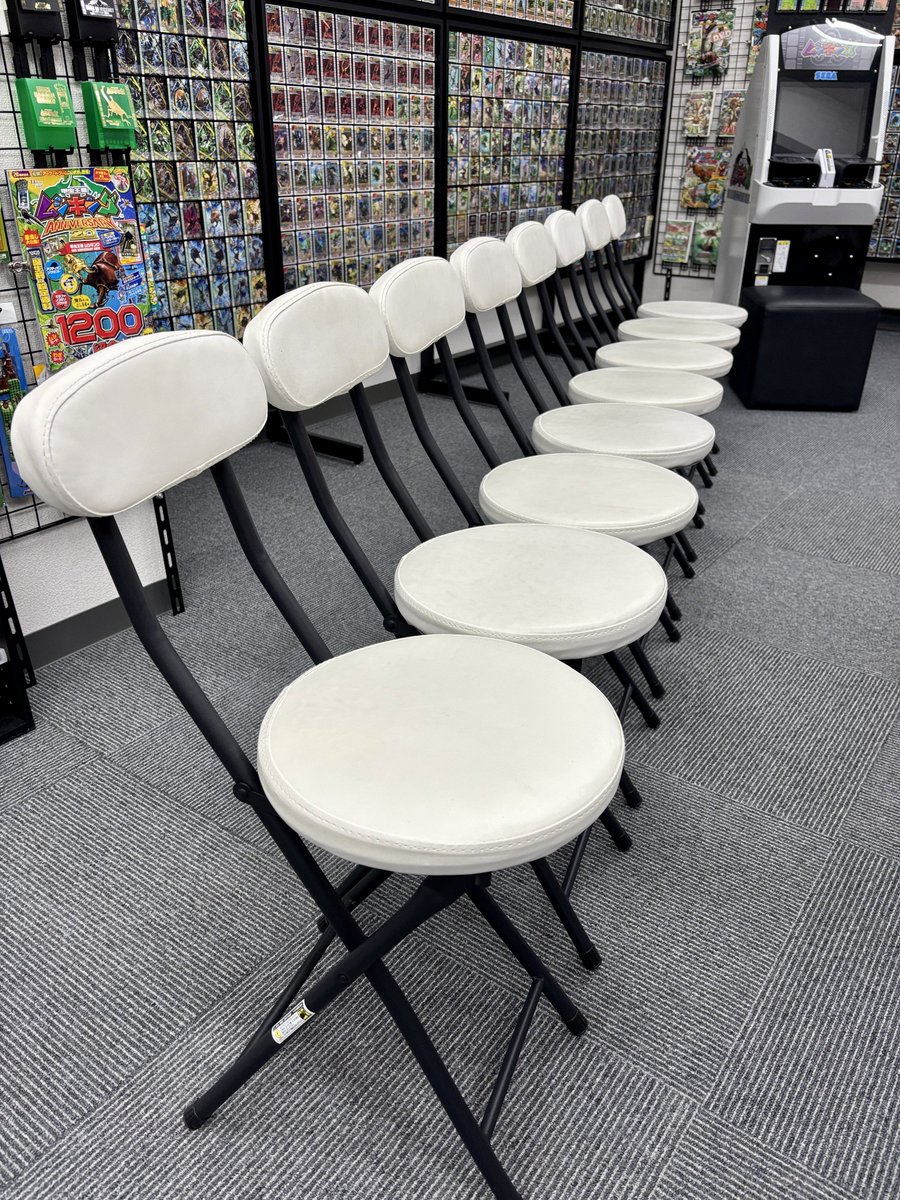ULTRA_HIROSHI's tweet photo. アトリエの椅子に念願のフカフカした背もたれを付けたぞ〜い☺️

これで長時間座っても腰が楽になるはずじゃー😆👍

※アトリエ訪問は①フォロー②DMで連絡を！(アトリエは平日のみオープンです) https://t.co/QaS6SfTNen