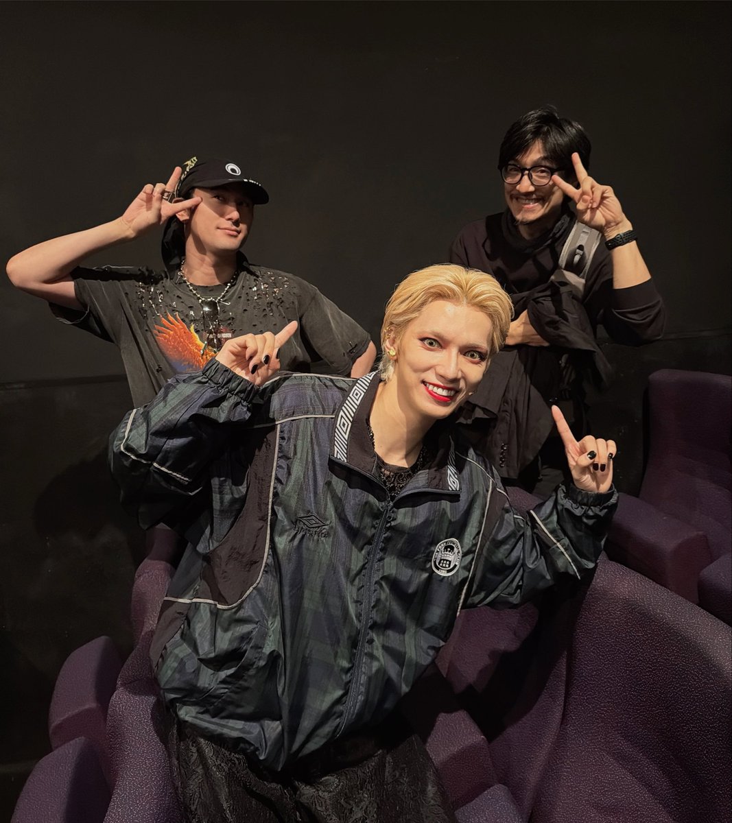 yohhg's tweet photo. 糸川耀士郎1人音楽劇「夜啼鳥」
東京公演が終わりました！
皆様、応援ありがとうございました✨

これは間違いなく人生で一番大変な演劇。
とりあえず東京を無事終えられてホッとしております。
でもどうですか？口だけでは無く、面白いでしょ！夜啼鳥！！

まだまだこの素敵な作品を羽ばたかせまっせー🪽

次は石川！いやーーー楽しみ😭✨

本日は、
唐橋充さん、雷太、小林千晃くん、
後輩の原ちゃん来てくれました！🤝

皆様の撮影された写真や動画も楽しみにしております✌️

#夜啼鳥 #糸川耀士郎