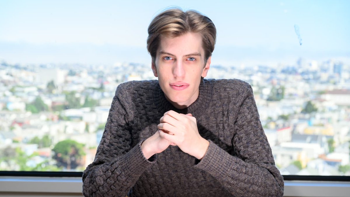 CryptoApprenti1's tweet photo. 全网都在笑 Leopold 爆仓，但你们看懂这封信了吗？

七月 -67%，450亿美元缩到 100亿，400% 杠杆被三大行追保，公开持仓一夜打包卖给 Citadel——听着像死了？

看结果：年内还 +80%，Anthropic 原始股一股没动，杠杆清零满血退场。28 岁经历这一轮，学费是 LP 出的。

这不叫爆仓，这叫完美退场。真正埋在里面的，是跟着他叙事冲进存储和 AI 股的人。基金亏得起，你亏不起。