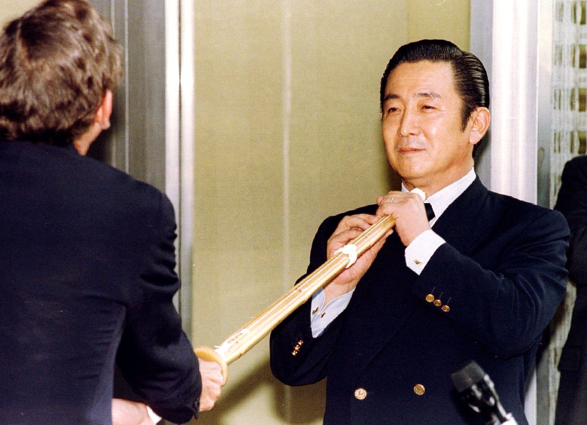 lorinser_user's tweet photo. あぐーりが喉元に刃を突きつけられてるの、日米貿易交渉の時の橋本龍太郎すぎるんだよね。(ﾛﾘﾝｻﾞｰﾕｰｻﾞｰさんはこの構図を全て橋龍のオマージュだと思い込んでいる) https://t.co/Dus8pxCJzh