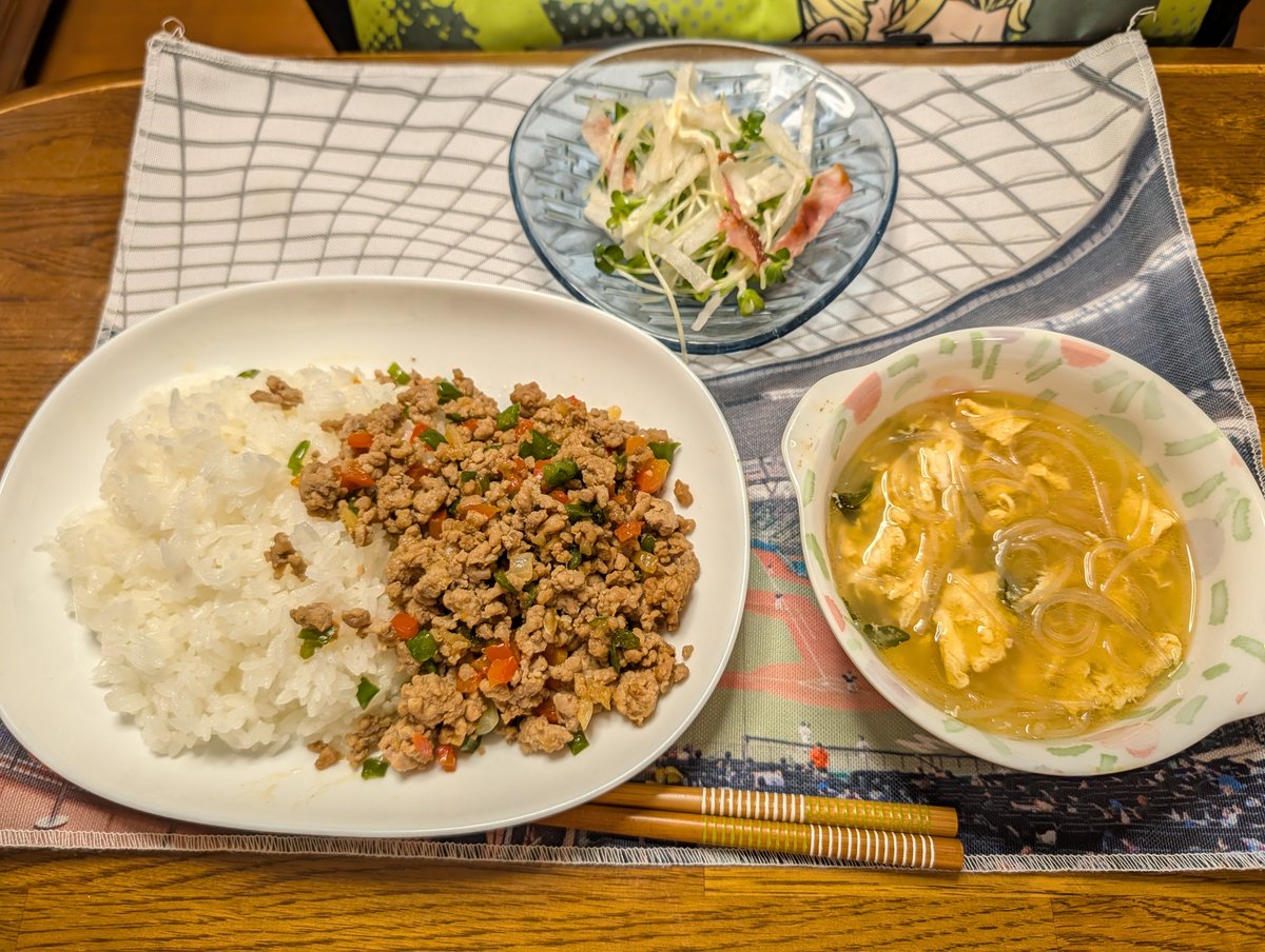 Tyu165's tweet photo. なんちゃってガパオライスと春雨スープ、大根とかいわれ大根のサラダ
#桐生会の食卓 https://t.co/PiRHiZDoWy