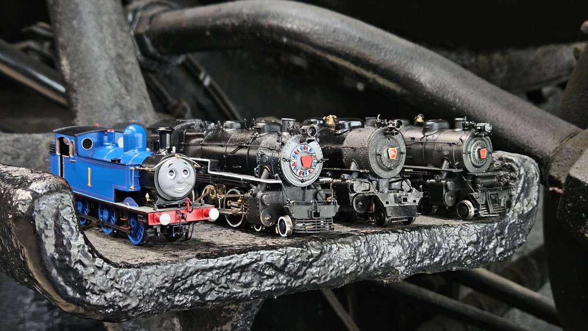 BlueTruckTTTE's tweet photo. @Greens_Trains @RailsByGemini ha, g5s with the g5 https://t.co/AgfJa6pxJS