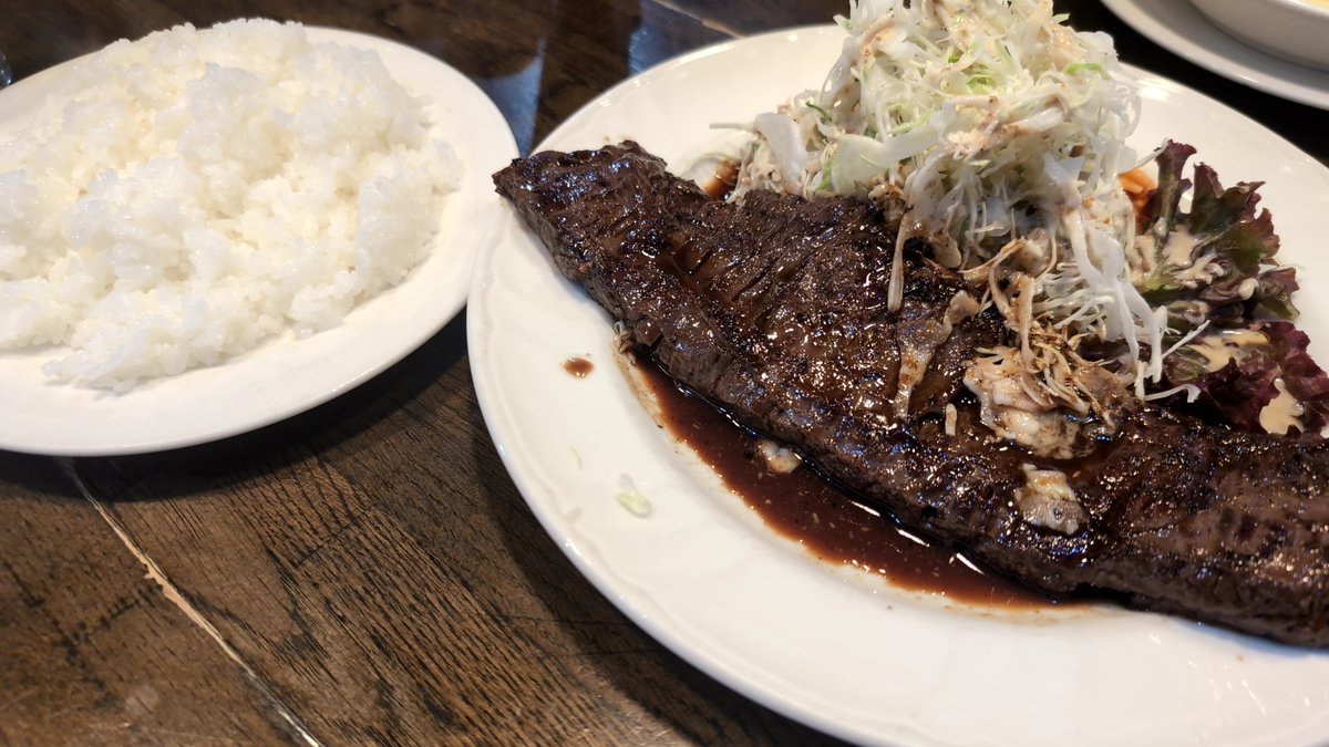 spainboy2259's tweet photo. 俺ベジタリアンやけど明日焼身自殺するから今日は肉食うわ https://t.co/UsBe5COvHf