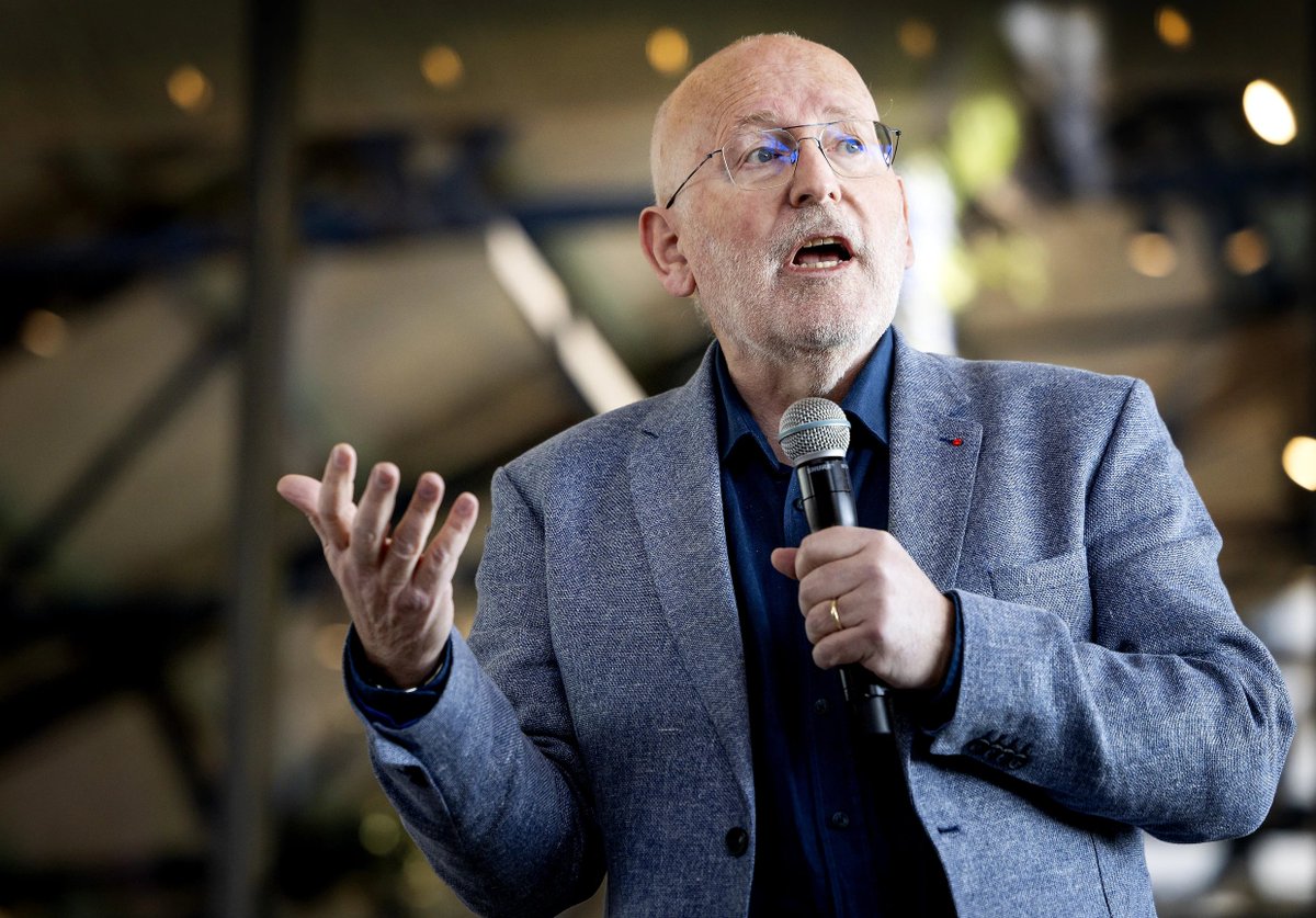 SanderSassen's tweet photo. De morele kortsluiting van Frans Timmermans 

Ik zal eerlijk tegen u zijn. Ik was blij dat na de verkiezingsuitslag @F__timmermans de benen nam, ondanks zijn belofte om, ongeacht de uitkomst, aan te blijven en een rol te spelen in het nieuw te vormen kabinet. Deze stille aftocht maakte namelijk één ding volkomen duidelijk: het gaat Frans Timmermans alleen om Frans Timmermans, de rest is bijzaak. Hij mag dan flink zijn afgevallen en een compleet nieuwe garderobe hebben moeten aanschaffen, zijn ego is er allerminst door gekrompen. Integendeel.

Als ik zijn interview in @demorgen, een Belgische krant, lees, valt opnieuw de schreeuwerigheid op waarmee hij zijn standpunten inneemt. Hij creëert daarmee kennelijk bewust een vacuüm waarin alle aandacht vanzelf naar hem wordt toegezogen. Kennelijk heeft hij dat nodig, deze bevestiging van zijn vermeende 'relevantie'. Kennelijk groeit zijn ego van het feit dat zijn naam over de tong gaat bij de talkshows en in zwarte inkt wordt afgedrukt in de dagbladen?

En wat dat betreft stelt Frans niet teleur. In het interview doet hij namelijk een aantal uitspraken die je moeilijk anders kunt uitleggen dan als een vorm van Holocaust-inversie en demonisering van Israël, of gewoon onverkapt antisemitisme, het is allemaal even laakbaar. Frans zegt namelijk het volgende:

"In het Midden-Oosten wordt momenteel een heel volk uitgeroeid. We kijken ernaar en we zwijgen, terwijl de Palestijnen letterlijk in zee worden gedreven – en erger. De redenering van rechts en extreemrechts in Israël is: wij Joden kunnen alleen maar overleven als de Palestijnen weg zijn. Dat is exact dezelfde redenering als die van de nazi’s destijds."

Om vervolgens als kers op de taart de volgende uitspraak te berde te brengen:

"Ik ben nog beladen met de geschiedenis van de Holocaust, maar mijn kinderen snappen hier helemaal niks van. Zij zeggen: ‘Hoezo staat het bestaansrecht van Israël op het spel? Je kunt uit het bestaansrecht van een volk toch niet afleiden dat het een ander volk mag uitroeien?”

Als uw wenkbrauwen inmiddels gefronst zijn, bent u niet de enige. Zoals zo vaak wanneer Frans zich in de discussie omtrent de Palestijnen mengt, klinken er geen feiten, ontbreekt een serieuze historische analyse en blijft een evenwichtige afweging uit. Wat overblijft is de ethische kortsluiting van een man die kennelijk meent dat morele superioriteit ontstaat door Israël met de nazi's te vergelijken.

Let wel, dit is geen kritiek van Frans, daarvoor zijn de beweringen te stellig en ontbreekt de onderbouwing. Dit is geen morele verontwaardiging. Dit is bewust gekozen, berekend en weerzinwekkend historisch bedrog. Ook Frans kent namelijk de feiten die hij systematisch weglaat: Israël voert een oorlog tegen Hamas, een organisatie die in haar handvest de vernietiging van de Joodse staat en de Joden predikt. Die op 7-oktober 2023 een barbaarse slachting aanrichtte in Israël, systematisch vrouwen verkrachtte, baby’s vermoordde, families levend verbrandde en gijzelaars met zich meesleepte de donkere tunnels onder Gaza in.

Hamas gebruikt zijn eigen bevolking als menselijk schild, steelt hulpgoederen, bouwt tunnels onder ziekenhuizen en scholen en zet burgerslachtoffers systematisch in als propagandawapen. Dat is geen uitroeiing van een volk, maar een oorlog tegen een genocidale terreurorganisatie die de vernietiging van Joden als religieuze plicht beschouwt. Een saillant detail is bovendien dat de bevolking van Gaza sinds 2023 volgens beschikbare cijfers niet is afgenomen, maar juist is gegroeid. Dat gegeven bewijst op zichzelf niets over de juridische vraag of sprake is van genocide, maar het staat wel op gespannen voet met de absolute zekerheid waarmee Timmermans spreekt over de uitroeiing van een heel volk.

Dan de kern van zijn stelling: de Holocaust-inversie. Joden die de pogingen van de nazi’s om hen te vernietigen overleefden, zouden nu 'exact hetzelfde' doen. Dit is niet alleen feitelijk onjuist; het is moreel obsceen. De nazi’s hadden een industrieel vernietigingsprogramma met maar één doel: het uitwissen van elk Joods leven, overal, om raciale redenen. Israël heeft de Palestijnen herhaaldelijk waarschuwingen gegeven, humanitaire corridors geopend, externe hulp toegelaten, en geprobeerd burgers te onderscheiden van Hamas terroristen, iets wat Hamas systematisch onmogelijk maakt.

Het verschil tussen een leger dat probeert terroristen te doden en een regime dat een heel volk uitroeit, is niet subtiel. Het is het verschil tussen oorlog en genocide. Timmermans weet dat. Hij kiest er bewust voor om het te negeren. Zijn beroep op 'mijn kinderen snappen hier niks van' is wat dat betreft even doorzichtig. Frans presenteert de naïviteit van de volgende generatie als morele helderheid, terwijl hij zelf de morele erfenis van de Holocaust misbruikt om de Joodse staat te delegitimeren.

Feitelijk is de vraag die hij via zijn kinderen stelt de volgende: 'Hoezo staat het bestaansrecht van Israël op het spel?'. Het antwoord op die vraag is echter helder: omdat er organisaties, regimes en ideologieën bestaan die dat bestaansrecht openlijk ontkennen en ernaar handelen. Omdat 'from the river to the sea' geen oproep tot vrede is, maar een oproep tot eliminatie van iedere Jood tussen de rivier de Jordaan en de Middellandse zee. Daarmee geeft Frans aan een volk, de Palestijnen, dat al drie generaties lang de vernietiging van Israël en de Joden als levensmotto heeft, feitelijk morele immuniteit. Hiermee negeert Frans de complexiteit van een conflict waarin één partij expliciet de vernietiging van de ander nastreeft volledig, op morele gronden wordt dit platgeslagen tot een eenvoudige, emotioneel bevredigende nazi-analogie.

Maar als we dit afpellen tot de essentie, wat blijft er dan over? Eén feitelijke constatering: wie Israël systematisch met de nazi’s vergelijkt, zegt niet iets over Israël. Hij zegt iets over zichzelf: dat hij bereid is de unieke, industriële, raciale uitroeiing van zes miljoen Joden te relativeren tot een moreel wapen tegen hun nakomelingen. Dat is niet progressief. Dat is niet humaan. Dat is een zelf geschetst abject en verwerpelijk moreel kader inzetten als moreel wapen.

Frans Timmermans schuift de schuld voor een oorlog die Hamas begon, die Hamas in stand hield en die het bestaansrecht van Hamas definieert in de schoenen van de Joden in Israël. Hij ziet alleen Israëlische agressie. Hij spreekt over de uitroeiing van een heel volk terwijl hij de demografie, de intenties van Hamas en de realiteit van de Israëlische zelfverdediging negeert. Dat is geen historische analyse, geen zorgvuldige afweging van feiten. Dat is smerige antisemitische propaganda. En het is vernietigend, niet voor Israël, maar voor de geloofwaardigheid en de morele status van de man die het uitspreekt. Maar zijn doel is daarmee bereikt, de spotlight was weer, héél even, op hem gericht. Niet omdat hij iets nieuws of waardevols toevoegde aan het debat, maar omdat hij de Holocaust gebruikte als politiek wapen. Dat is een vorm van aandacht die je misschien kunt krijgen, maar waarvoor je een hoge morele prijs betaalt.

Bron: https://t.co/rVua3t7yrj