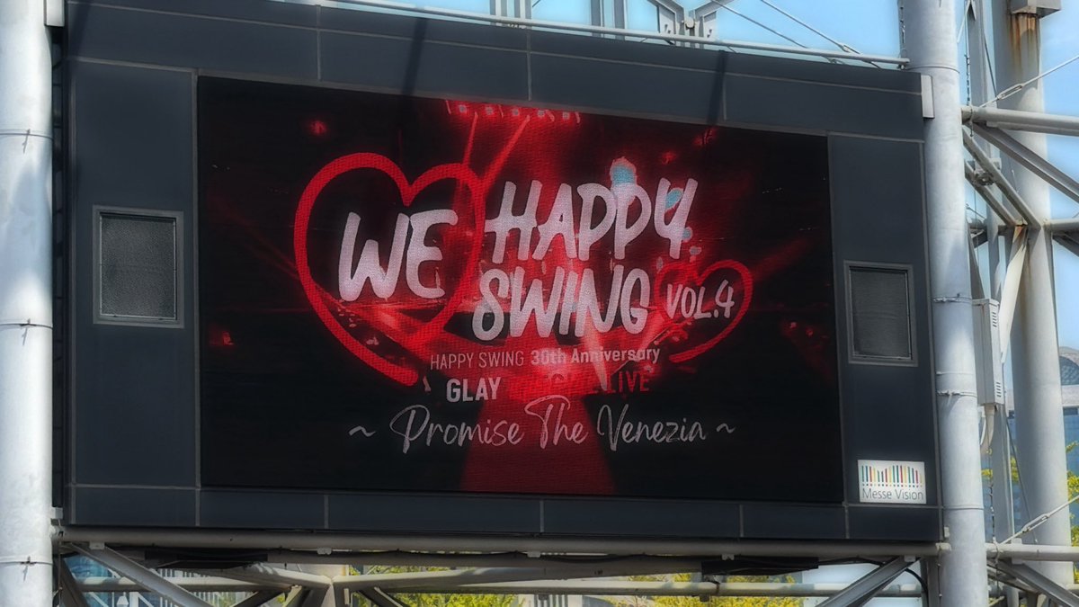 1120_sapple's tweet photo. We ♡HAPPY SWING   VOL.4💙
お疲れ様でした！
初アップグレード当選でめちゃくちゃ近くで見れたし、センターステージのおかげでじろ〜さん正面入れました🥳
暑すぎたけど超楽しかった！ https://t.co/B4BeQoBaEn