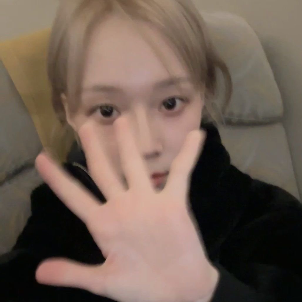 lvchaewonnie's tweet photo. gente eu tenho vestibular daqui a pouco me desejem sorte por favor https://t.co/rYlZgQJXwh