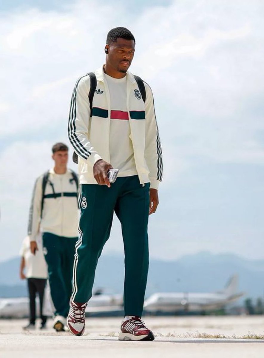 theMadridZone's tweet photo. Denzel Dumfries in Austria 🇦🇹 https://t.co/M79rupvyFB