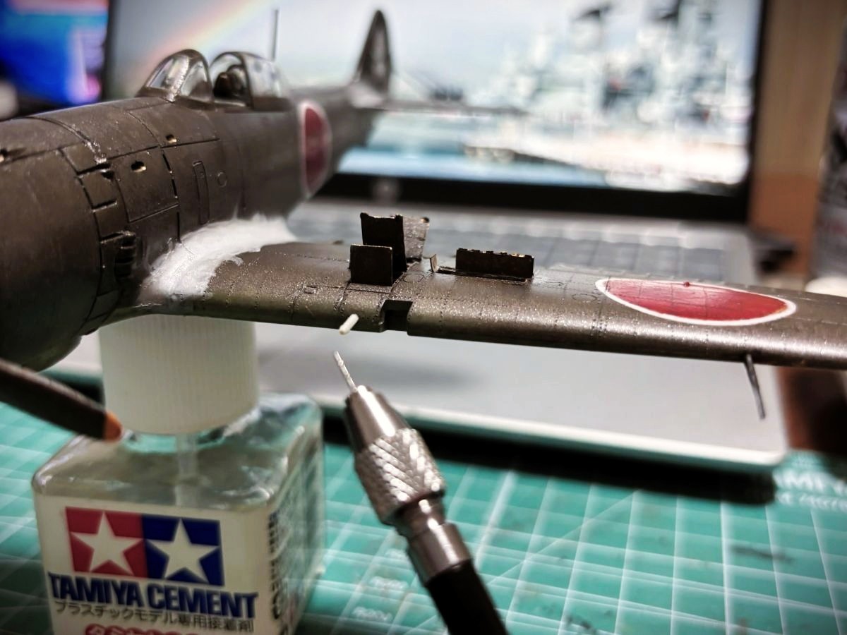 Leonco_Uncini's tweet photo. タミヤの1/48 疾風を作っています🙂 主翼と水平尾翼のパテ埋め乾燥待ちてことで その他、プロペラや主脚、機銃とかをやってます 機銃穴はスケール関係なくいつも穴開けしてます てことで、写真ではよくわからないですが 0.4mmのドリル刃で穴開け●● 完成までなんとかがんばりま～す💦 #プラモデル製作 https://t.co/bojwxSqDoa