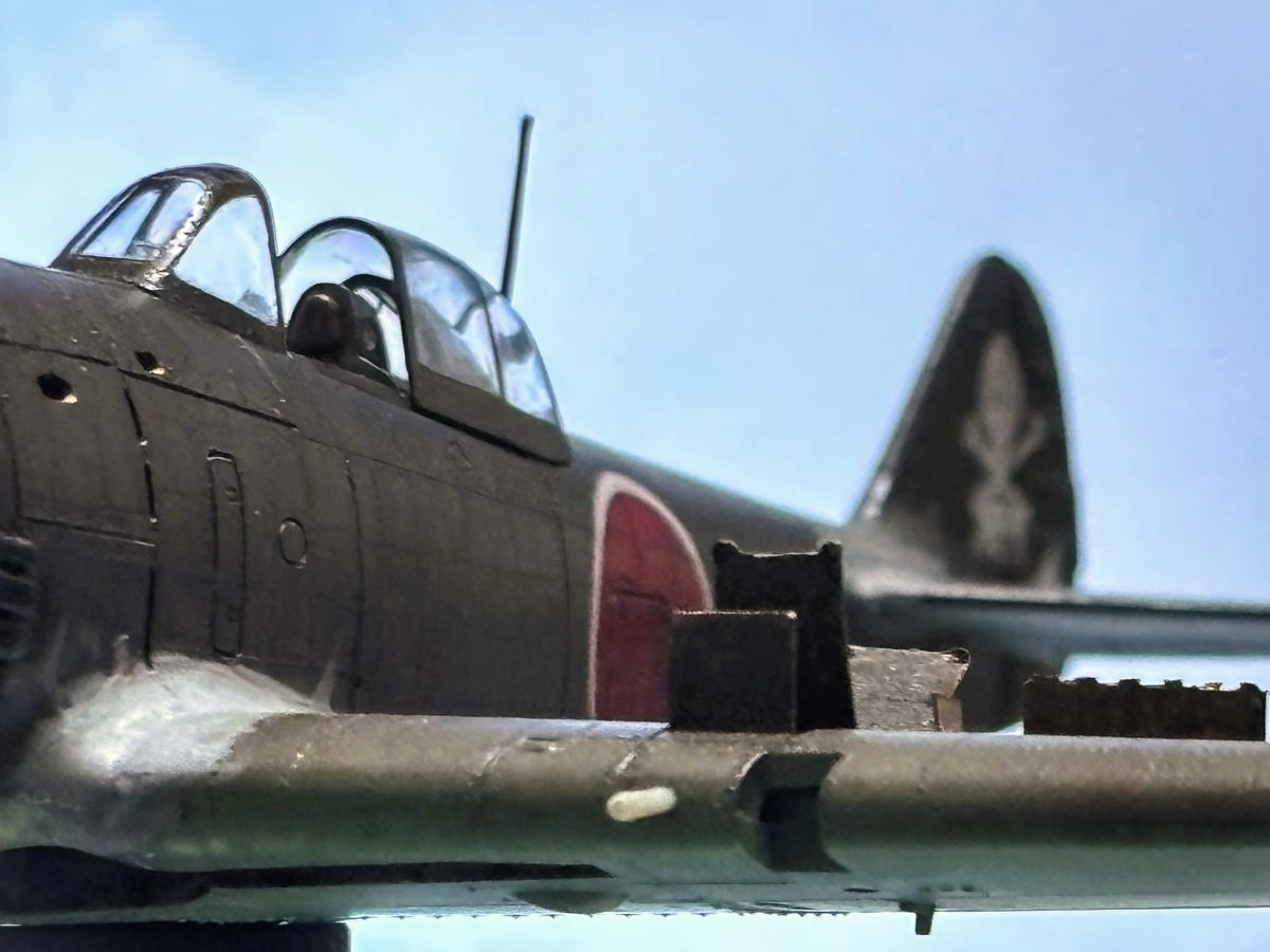 Leonco_Uncini's tweet photo. タミヤの1/48 疾風を作っています🙂 主翼と水平尾翼のパテ埋め乾燥待ちてことで その他、プロペラや主脚、機銃とかをやってます 機銃穴はスケール関係なくいつも穴開けしてます てことで、写真ではよくわからないですが 0.4mmのドリル刃で穴開け●● 完成までなんとかがんばりま～す💦 #プラモデル製作 https://t.co/bojwxSqDoa