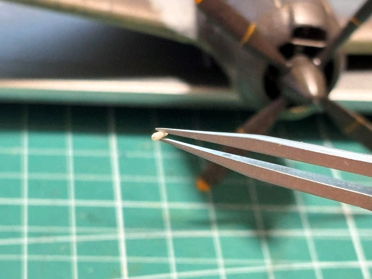 Leonco_Uncini's tweet photo. タミヤの1/48 疾風を作っています🙂 主翼と水平尾翼のパテ埋め乾燥待ちてことで その他、プロペラや主脚、機銃とかをやってます 機銃穴はスケール関係なくいつも穴開けしてます てことで、写真ではよくわからないですが 0.4mmのドリル刃で穴開け●● 完成までなんとかがんばりま～す💦 #プラモデル製作 https://t.co/bojwxSqDoa