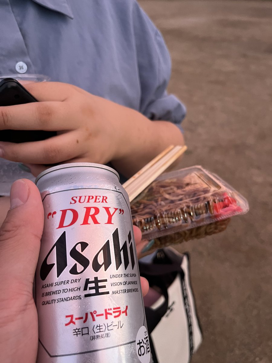 W_akabarezako's tweet photo. ビール最高の楽しみ方
さっきからポテト地面に落としてるけど気にせず食ってる。気にする奴は女。 https://t.co/e4v7Jc22Mb