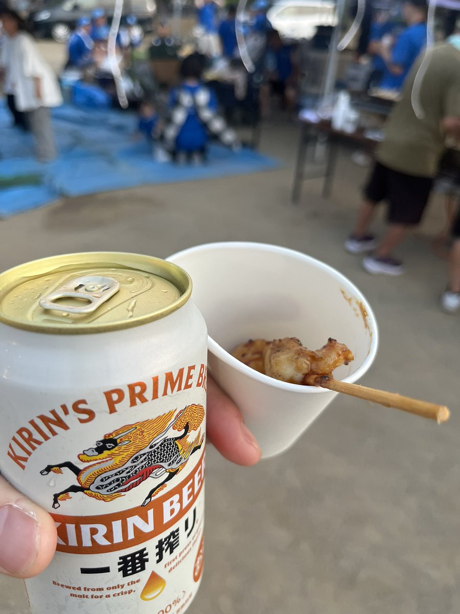 W_akabarezako's tweet photo. ビール最高の楽しみ方
さっきからポテト地面に落としてるけど気にせず食ってる。気にする奴は女。 https://t.co/e4v7Jc22Mb