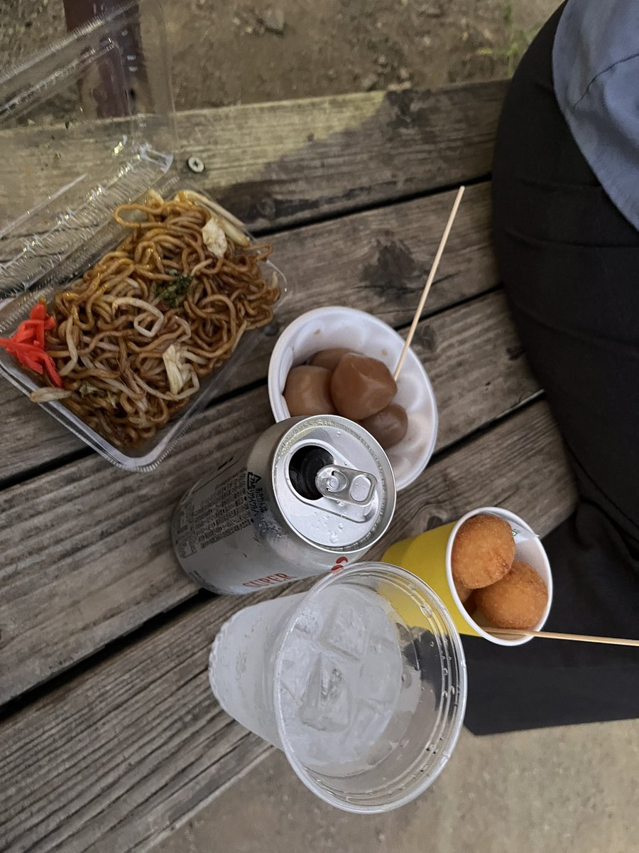 W_akabarezako's tweet photo. ビール最高の楽しみ方
さっきからポテト地面に落としてるけど気にせず食ってる。気にする奴は女。 https://t.co/e4v7Jc22Mb