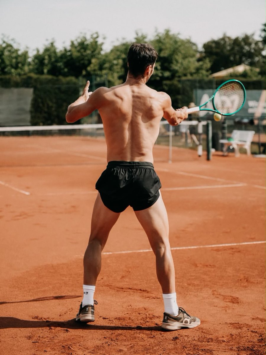 AtPhotness's tweet photo. Andrea Pellegrino on and off the court. https://t.co/S1CQ8csxWe