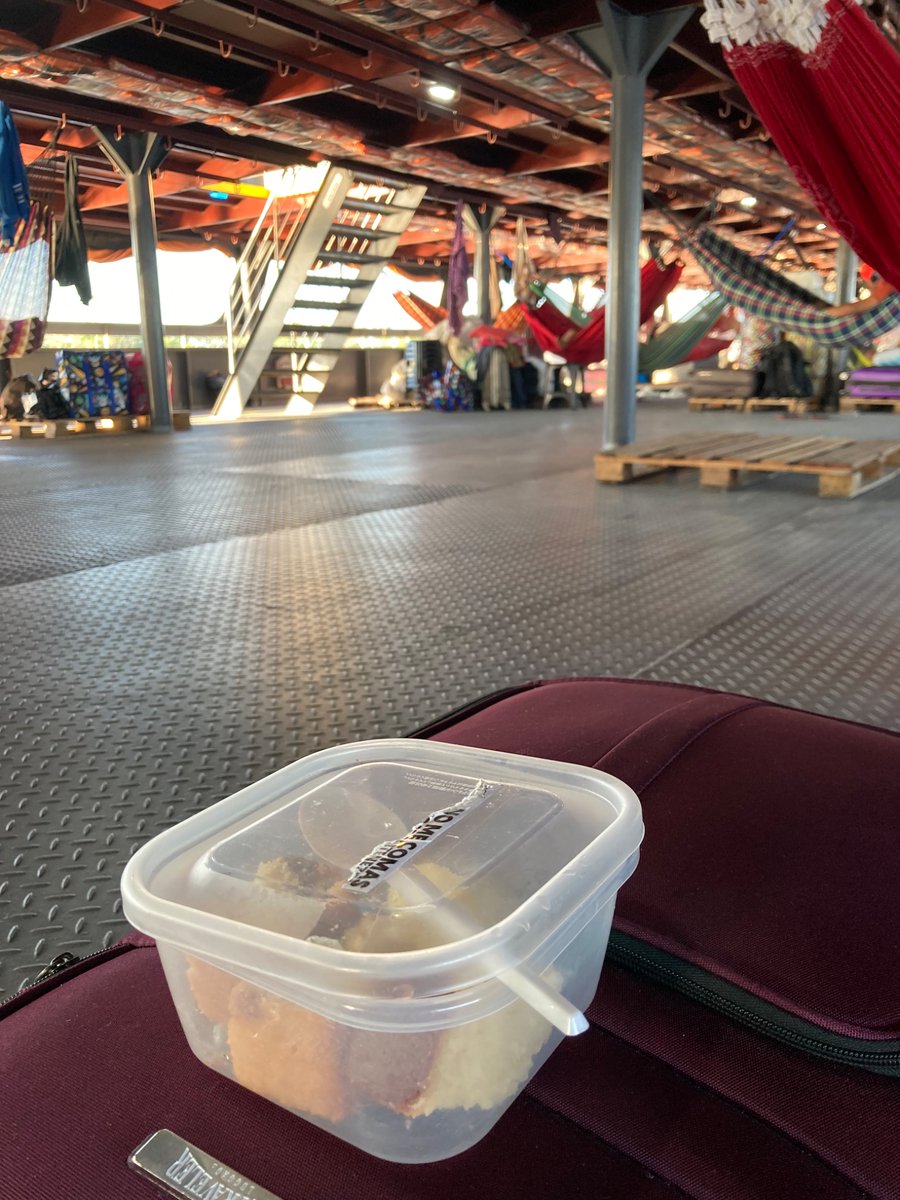 tilotiro's tweet photo. カフェと食堂にエアコン発見！
日中動いてなくても汗ダラダラ。
深夜少し肌寒い。
食事時間のアナウンス無し。
食事は自分の容器必須。
タッパ捨てずに持ってて良かったー https://t.co/9NlVO0uKs9