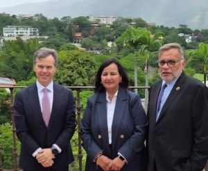homeroboscan's tweet photo. ULTIMA HORA!
En un teatro de Sabana Grande, muy custodiado por la CIA y el Sebin, arrancó el "diálogo", casi secreto, entre 10 diputados de la oposición y 10 del chavismo, presidido por Dinorah Figuera, con Jorge Rodríguez como "invitado de piedra" y bajo control de Washington, para definir el cronograma electoral de Venezuela...Que acuerdos ni que nada...Ya todo está cuadrado...Ese conciliábulo, después de 17 fracasos o engaños del chavismo para ganar tiempo, tiene un solo propósito...Nombrar CNE, TSJ y fijar fecha para elecciones...Y ES UNA ORDEN...de Washington.