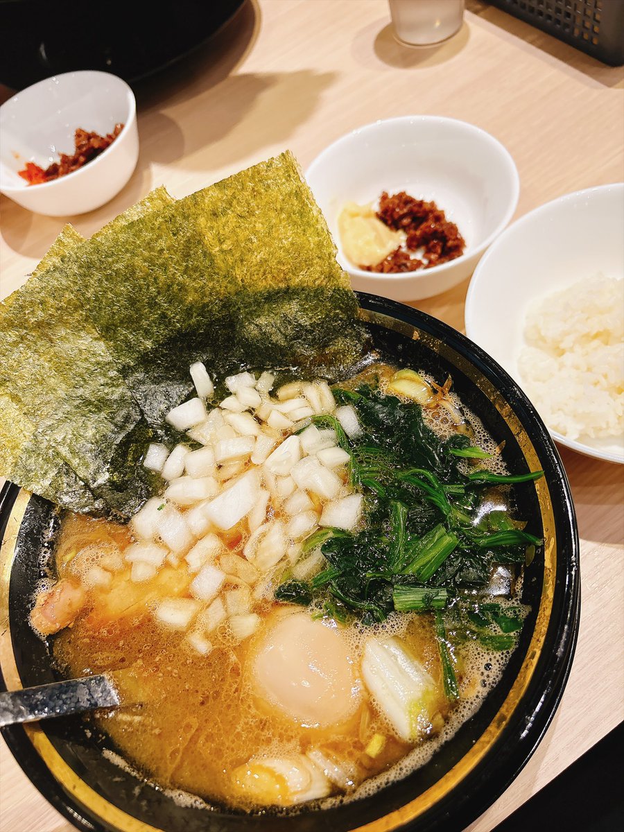 em1_ko_'s tweet photo. ⚽️パパとラーメン🍜

[環家直系 麺家たまき]

・ラーメン 硬 多 半麺→味玉
・半ライス
    TP 玉ねぎ　XSコロチャ

今日も美味しかったです🍜
味玉トロットロ〜🥚🤗
ごちそうさまでした🙏
#環家 #たまき #家系 https://t.co/6NzaJkVsRE