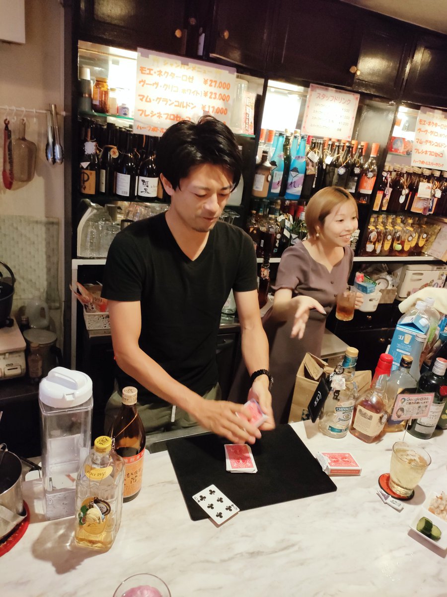 emari_official's tweet photo. オープンしました

昨日は7月に無事オープンされましたFRENCH DROP心斎橋からマジシャン武宮将さんが飲みに来てくださり、ご厚意でみんなにマジックを見せてくれましたよー👏✨
ムチャぶりでお願いしたの���ほんまに凄かったね！
マジックとタケさんのイケメンさに驚きたい方はFRENCH DROP心斎橋へ💎 https://t.co/62N6PItWOR