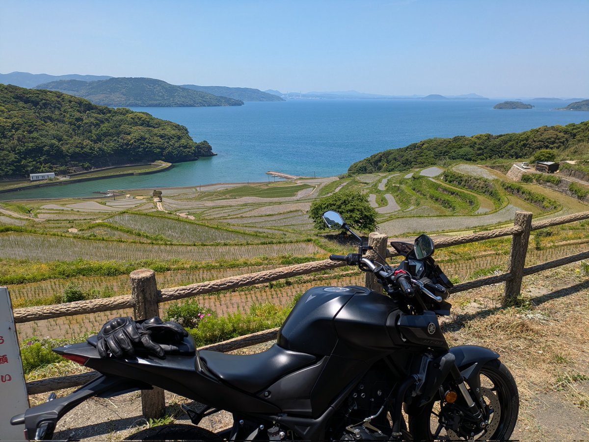 jmjm46's tweet photo. まだまだMT-03に乗ってます。
リアにボックス付けるの嫌い派なので、mont-bellのキトラパック買いました。あとスクリーンは好きじゃないのに、ジジイでキツイのでプーチの小さいスクリーンつけました。 https://t.co/G4p8biyc2h
